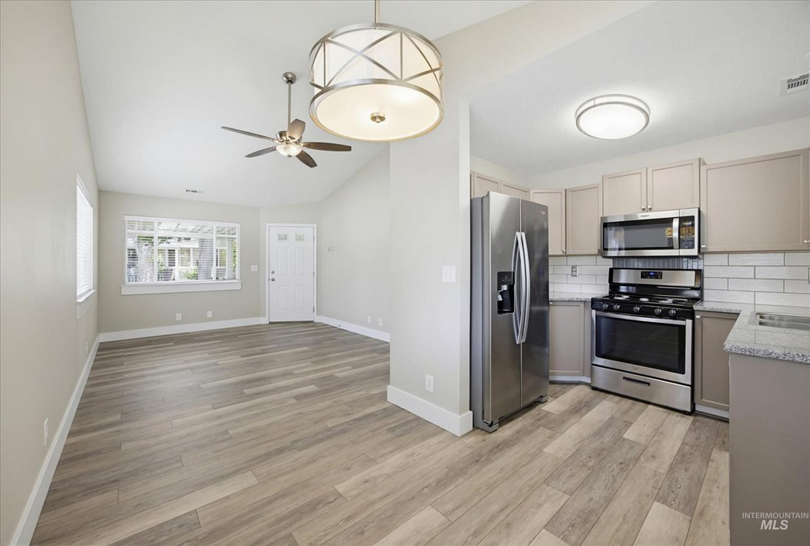 433 W W State St, Eagle, Idaho 83616-4905, 2 Bedrooms, 2 Bathrooms, Residential For Sale, Price $329,900, 98987306