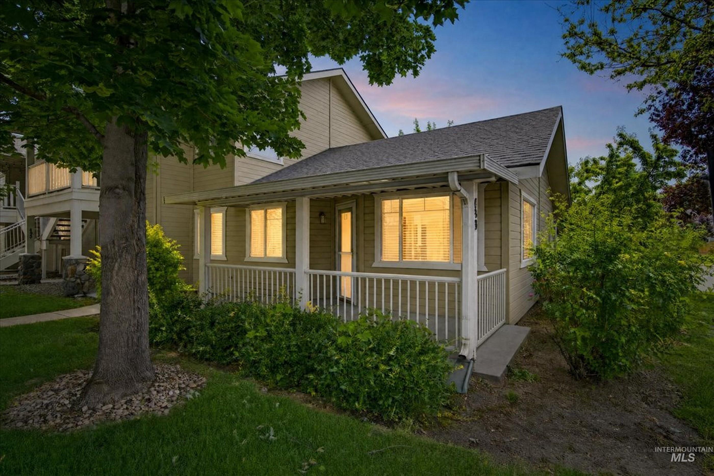 433 W W State St, Eagle, Idaho 83616-4905, 2 Bedrooms, 2 Bathrooms, Residential For Sale, Price $329,900, 98987306
