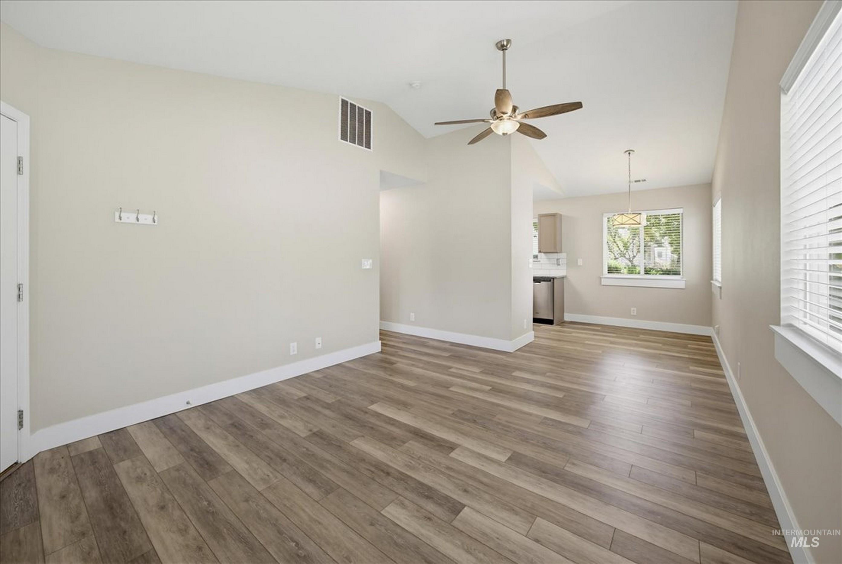 433 W W State St, Eagle, Idaho 83616-4905, 2 Bedrooms, 2 Bathrooms, Residential For Sale, Price $329,900, 98987306