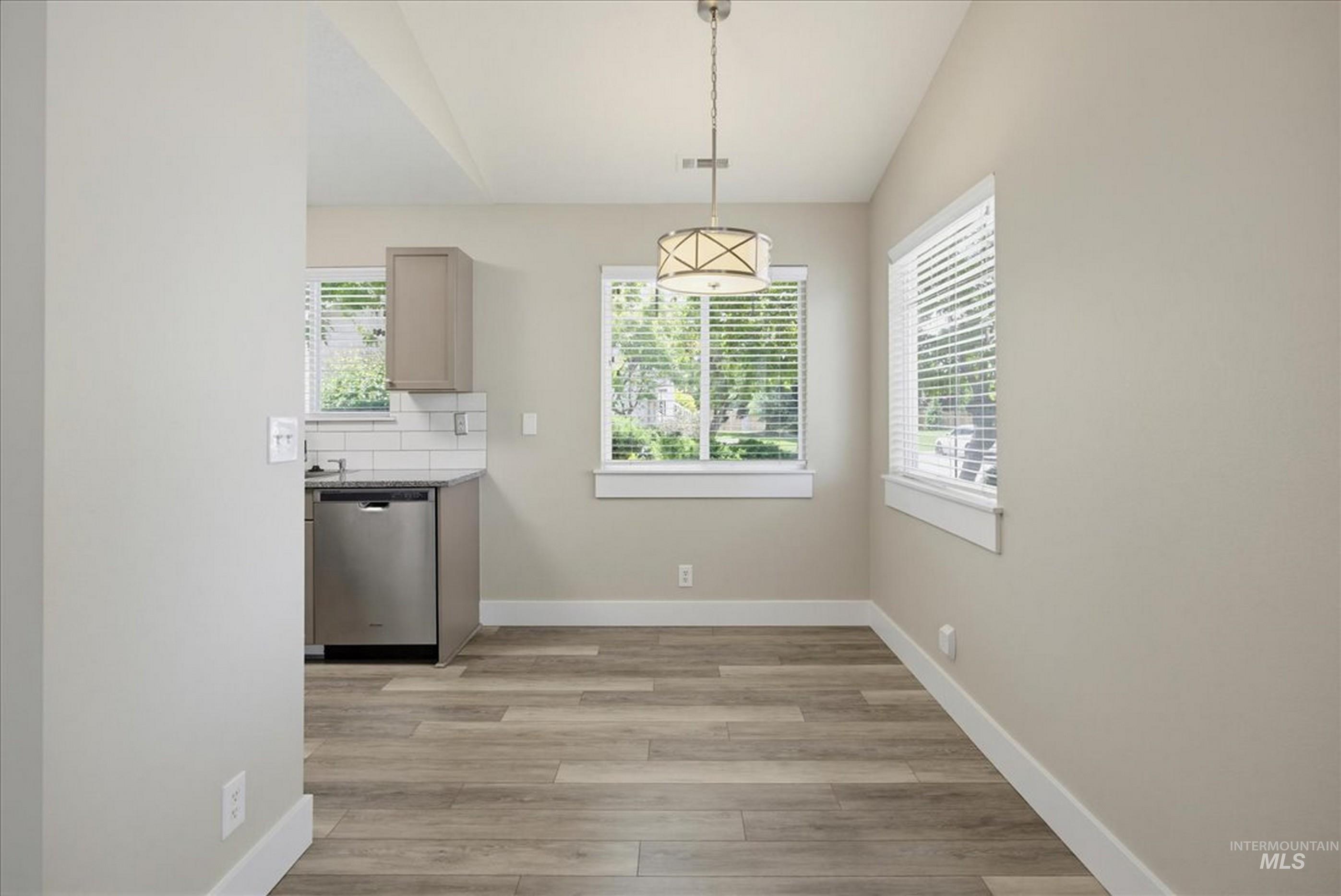 433 W W State St, Eagle, Idaho 83616-4905, 2 Bedrooms, 2 Bathrooms, Residential For Sale, Price $329,900, 98987306