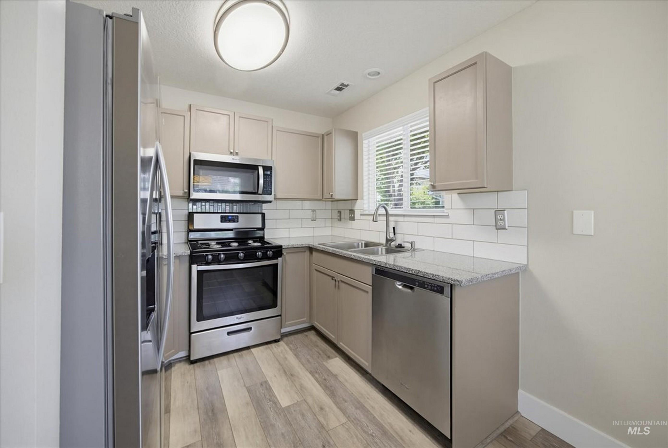 433 W W State St, Eagle, Idaho 83616-4905, 2 Bedrooms, 2 Bathrooms, Residential For Sale, Price $329,900, 98987306