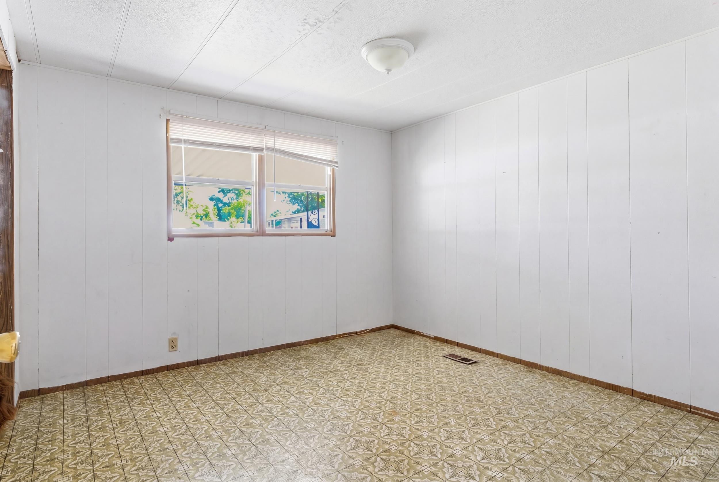 7701 W Ustick rd, Boise, Idaho 83704, 2 Bedrooms, 2 Bathrooms, Residential For Sale, Price $90,000, 98987362