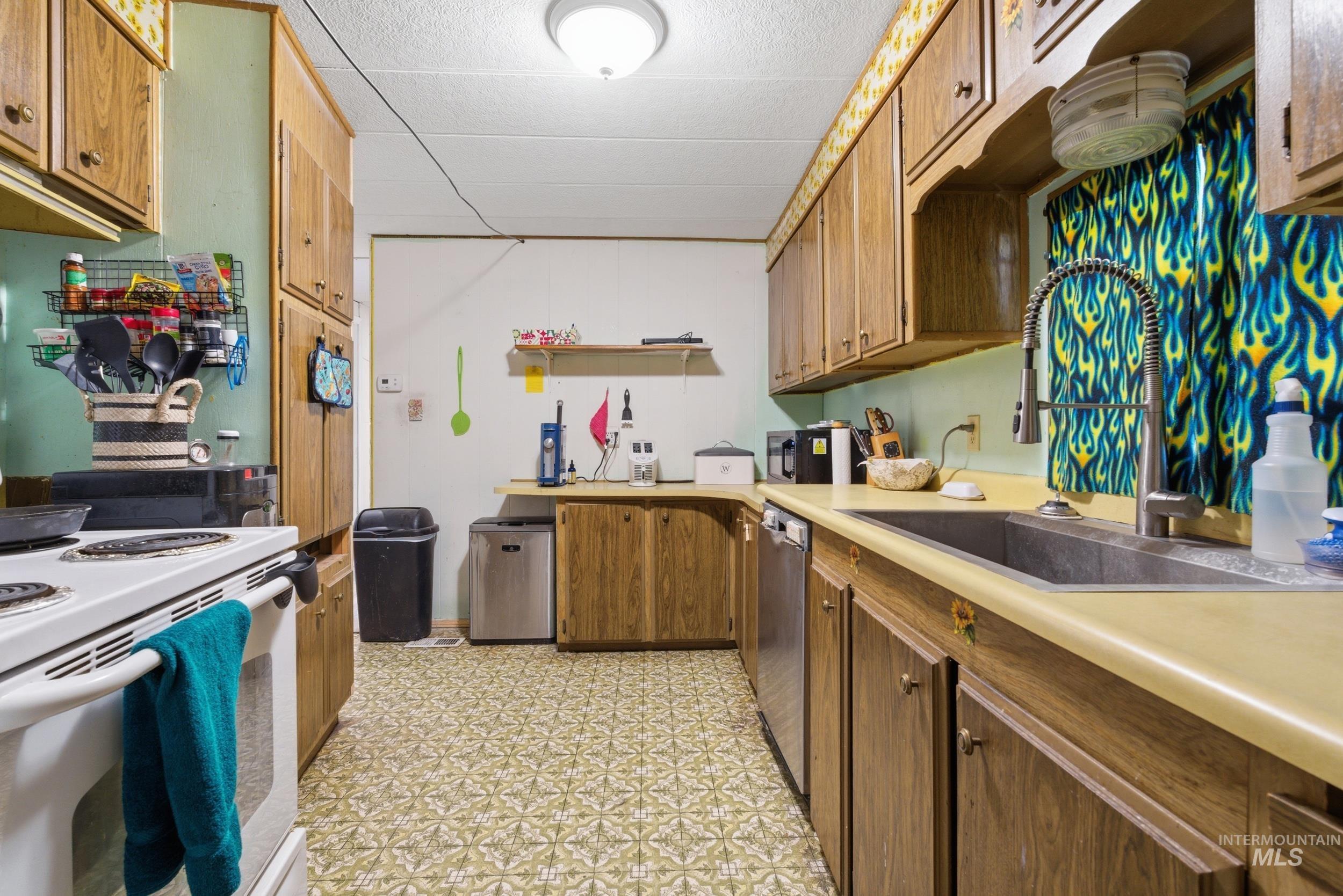 7701 W Ustick rd, Boise, Idaho 83704, 2 Bedrooms, 2 Bathrooms, Residential For Sale, Price $90,000, 98987362