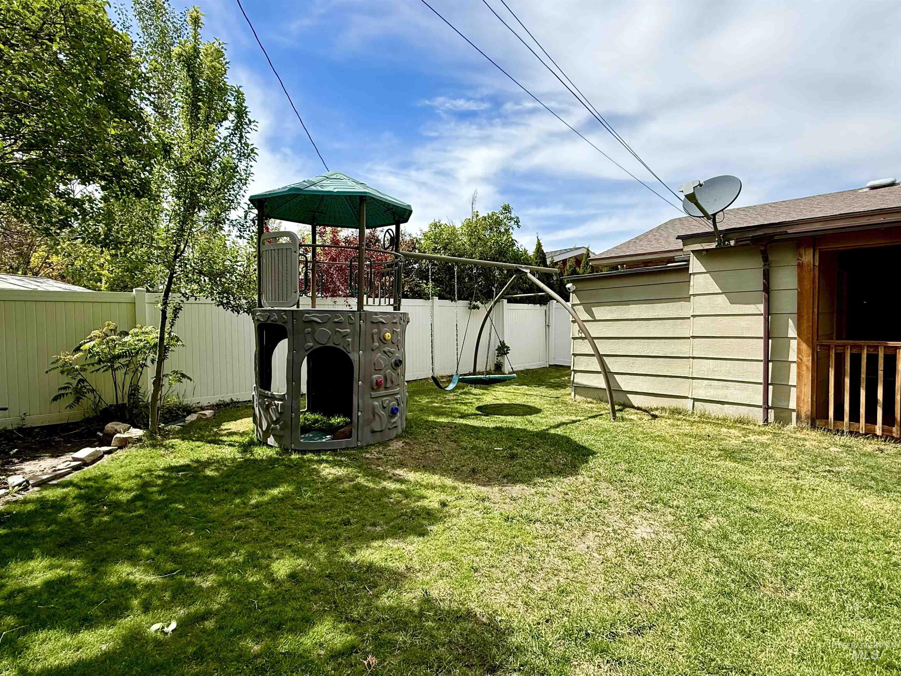 1053 E 18th St., Burley, Idaho 83318, 5 Bedrooms, 3 Bathrooms, Residential For Sale, Price $375,000, 98987366