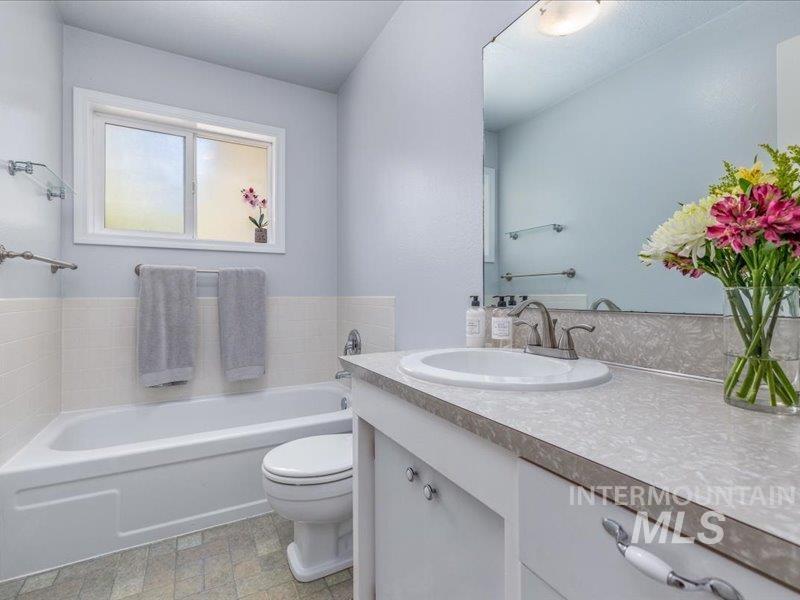 966 N Edgewood Ln., Eagle, Idaho 83616, 4 Bedrooms, 2 Bathrooms, Residential For Sale, Price $559,000, 98987368