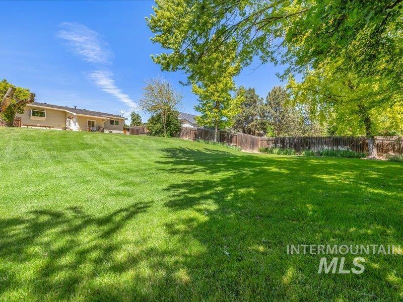 966 N Edgewood Ln., Eagle, Idaho 83616, 4 Bedrooms, 2 Bathrooms, Residential For Sale, Price $559,000, 98987368