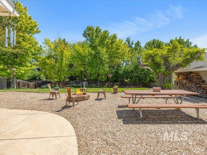 966 N Edgewood Ln., Eagle, Idaho 83616, 4 Bedrooms, 2 Bathrooms, Residential For Sale, Price $559,000, 98987368