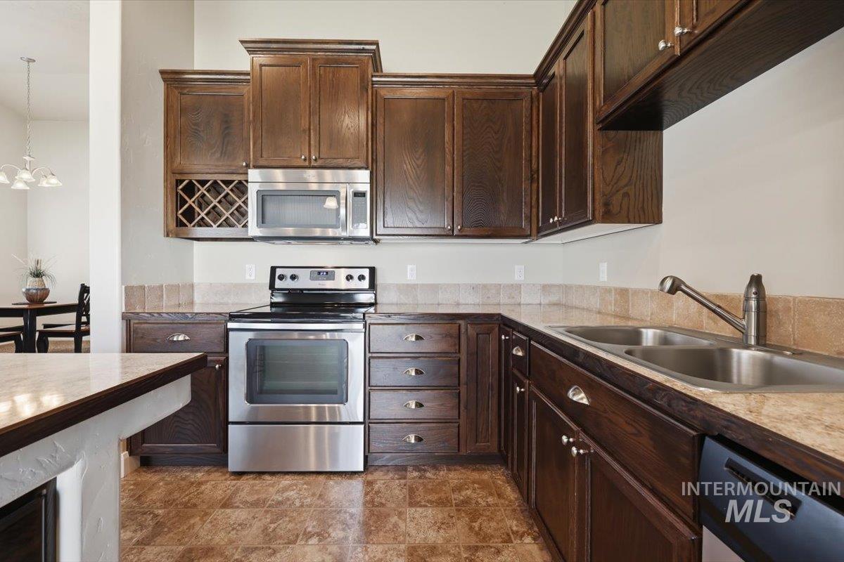 5020 W Los Flores St, Meridian, Idaho 83646-7102, 3 Bedrooms, 2 Bathrooms, Residential For Sale, Price $475,900, 98987424