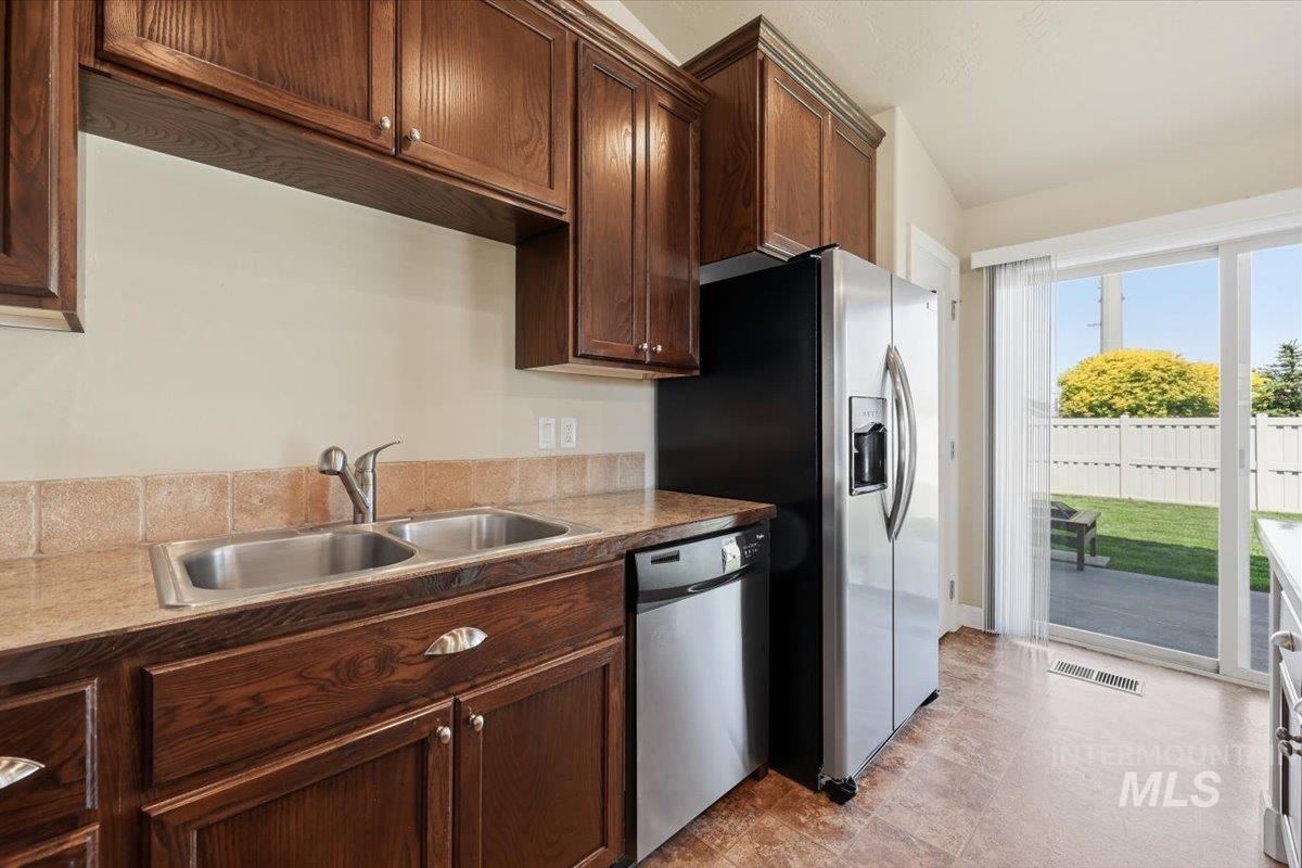 5020 W Los Flores St, Meridian, Idaho 83646-7102, 3 Bedrooms, 2 Bathrooms, Residential For Sale, Price $475,900, 98987424