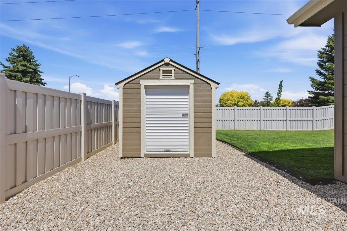 5020 W Los Flores St, Meridian, Idaho 83646-7102, 3 Bedrooms, 2 Bathrooms, Residential For Sale, Price $475,900, 98987424