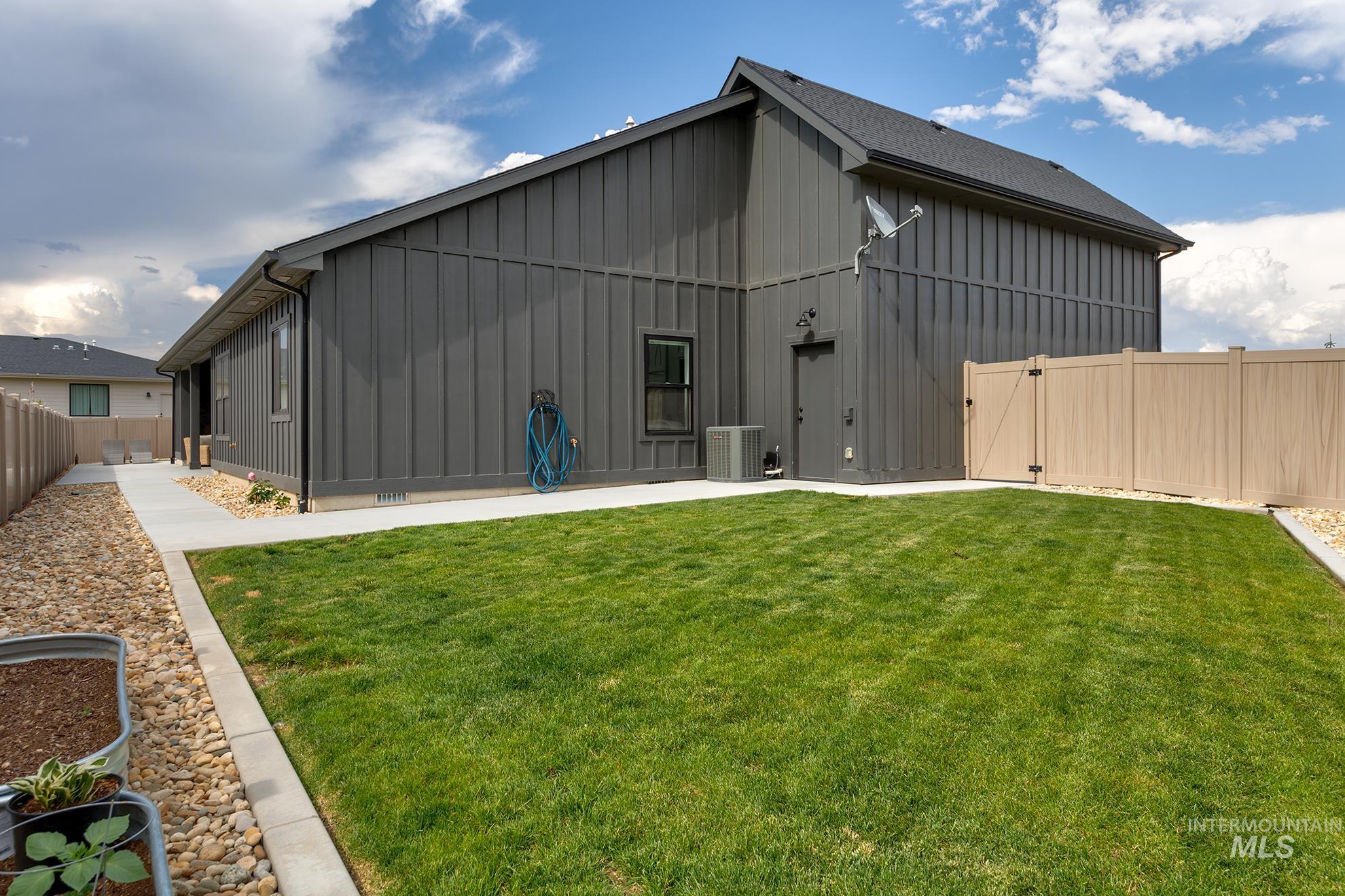 349 Lodgepole ct, Fruitland, Idaho 83619, 3 Bedrooms, 2.5 Bathrooms, Residential For Sale, Price $599,900, 98987425