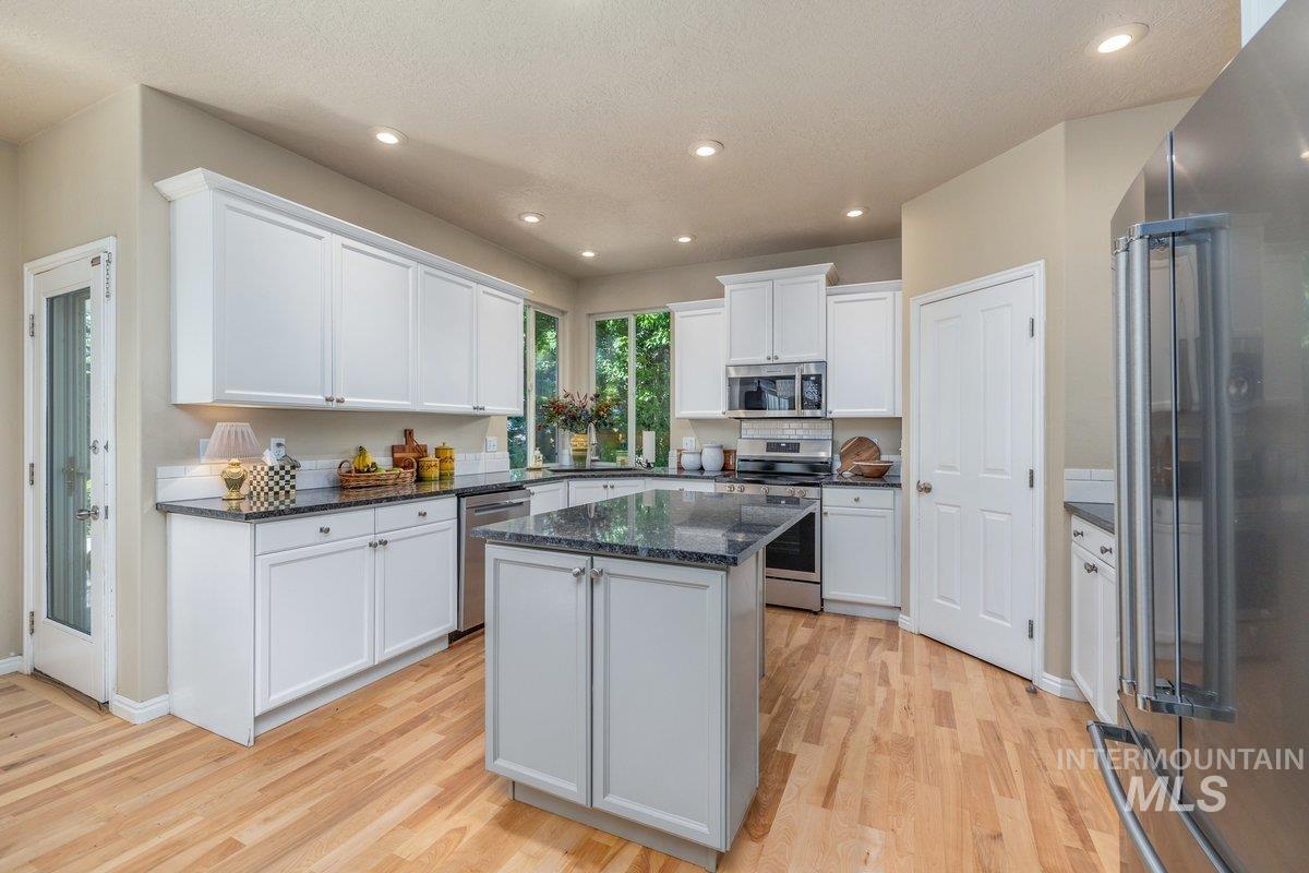 279 E Stonewater Ct, Eagle, Idaho 83616, 4 Bedrooms, 2.5 Bathrooms, Residential For Sale, Price $800,000,MLS 98987476