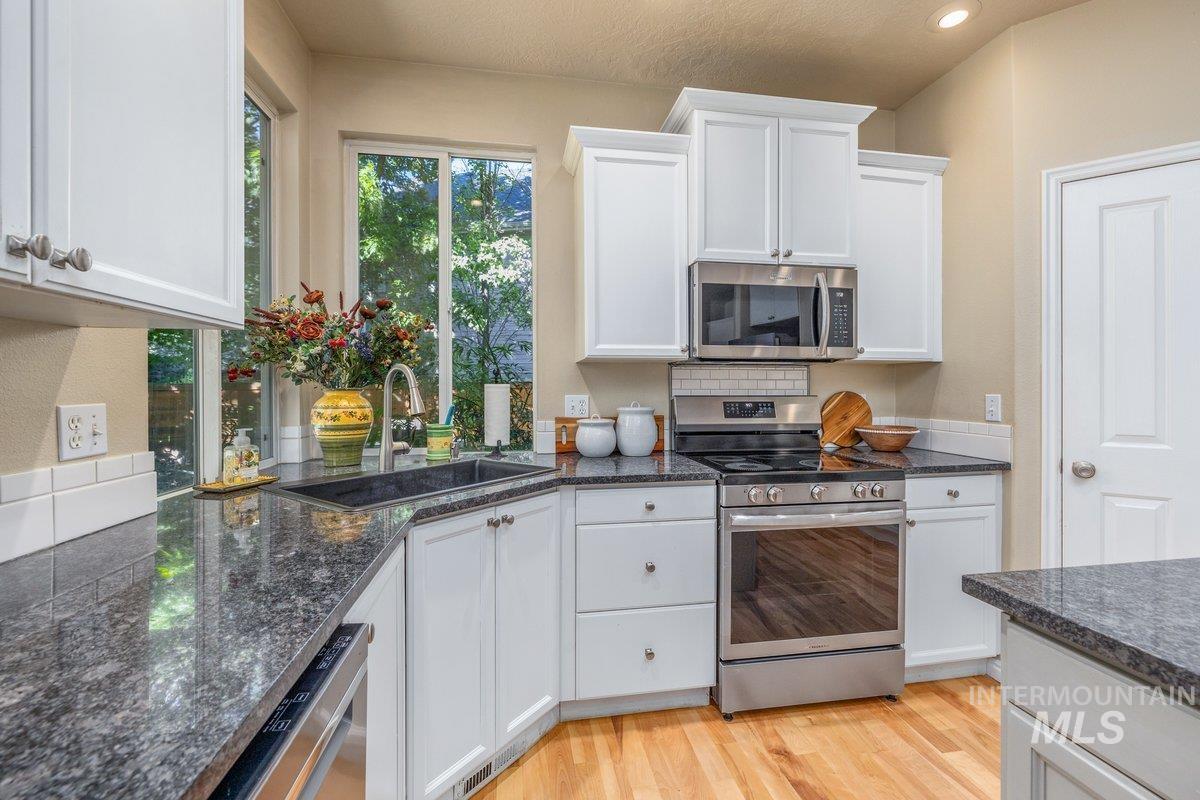 279 E Stonewater Ct, Eagle, Idaho 83616, 4 Bedrooms, 2.5 Bathrooms, Residential For Sale, Price $800,000,MLS 98987476