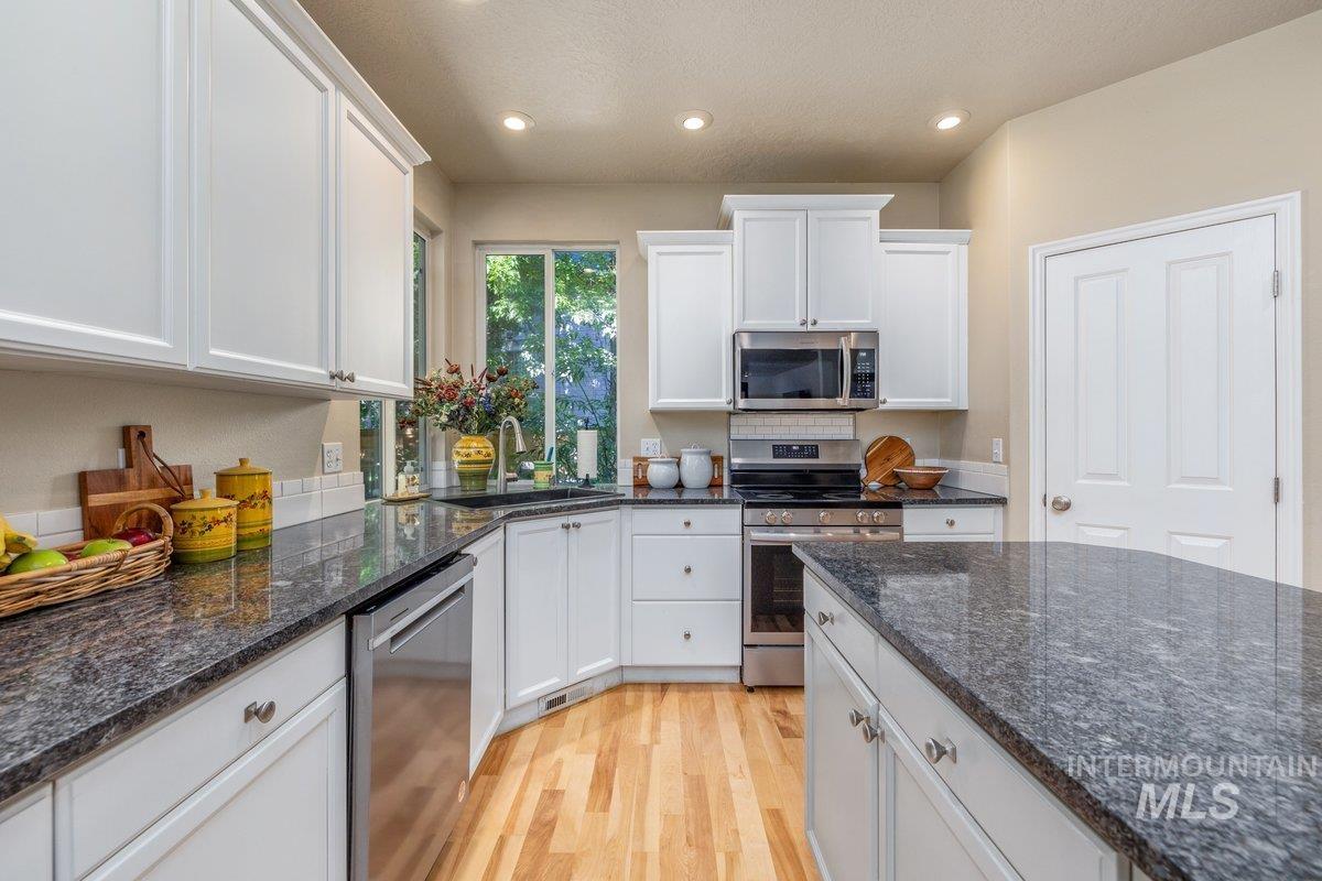 279 E Stonewater Ct, Eagle, Idaho 83616, 4 Bedrooms, 2.5 Bathrooms, Residential For Sale, Price $800,000,MLS 98987476