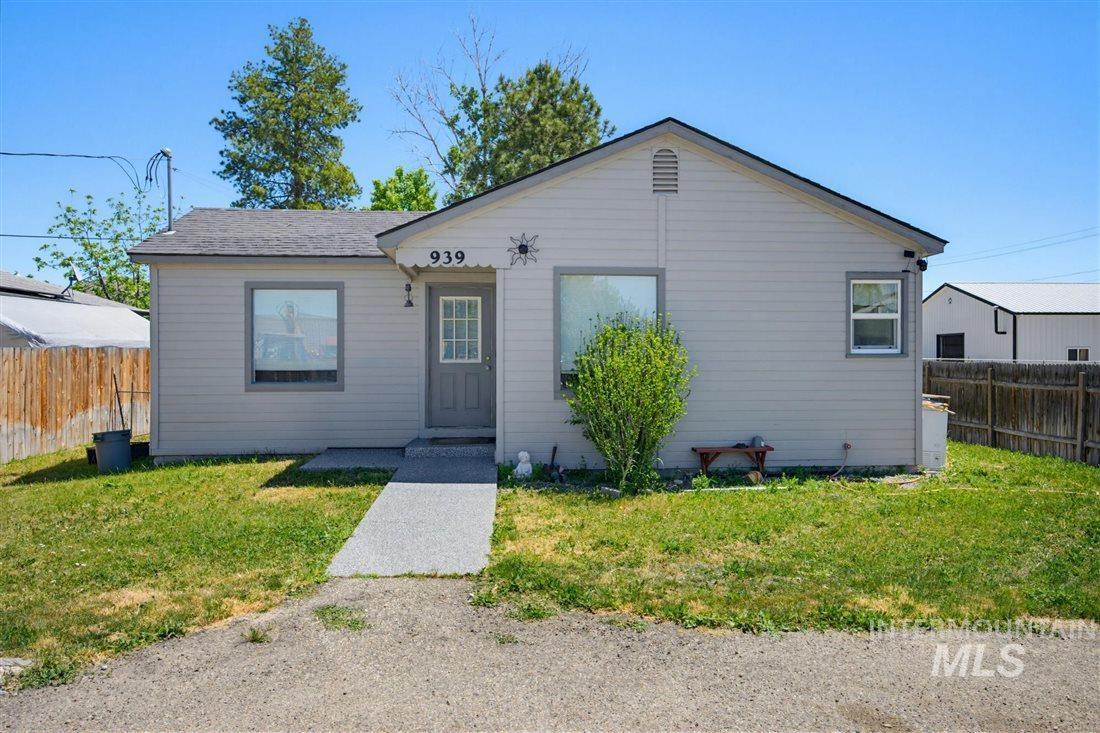 939 W Owyhee St, Kuna, Idaho 83634, 2 Bedrooms, 1 Bathroom, Residential For Sale, Price $299,999,MLS 98987488