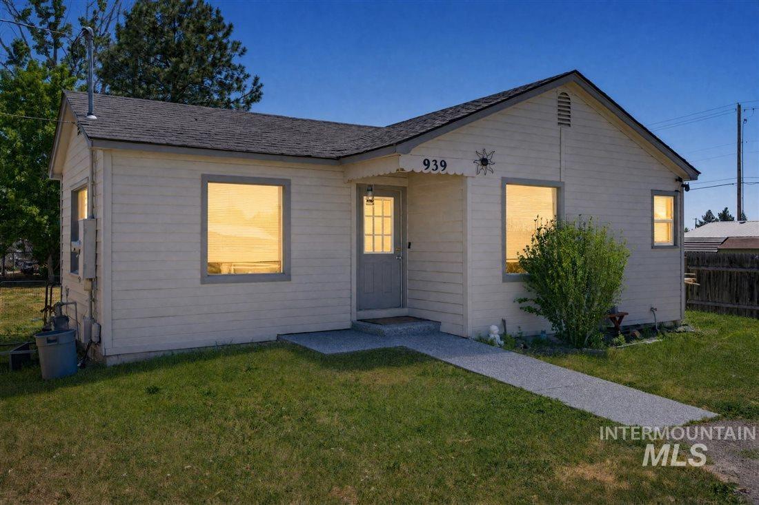 939 W Owyhee St, Kuna, Idaho 83634-2205, 2 Bedrooms, 1 Bathroom, Residential For Sale, Price $309,900,MLS 98987488