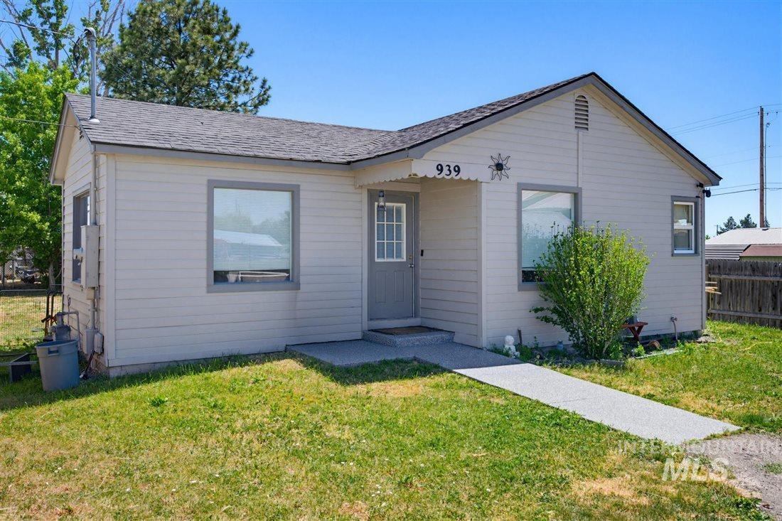 939 W Owyhee St, Kuna, Idaho 83634, 2 Bedrooms, 1 Bathroom, Residential For Sale, Price $299,999,MLS 98987488