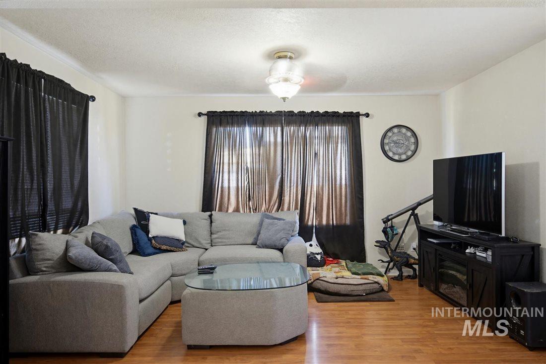939 W Owyhee St, Kuna, Idaho 83634, 2 Bedrooms, 1 Bathroom, Residential For Sale, Price $299,999,MLS 98987488