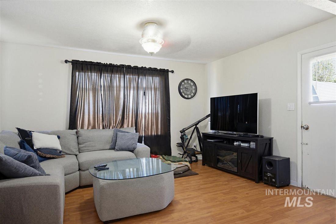 939 W Owyhee St, Kuna, Idaho 83634, 2 Bedrooms, 1 Bathroom, Residential For Sale, Price $299,999,MLS 98987488