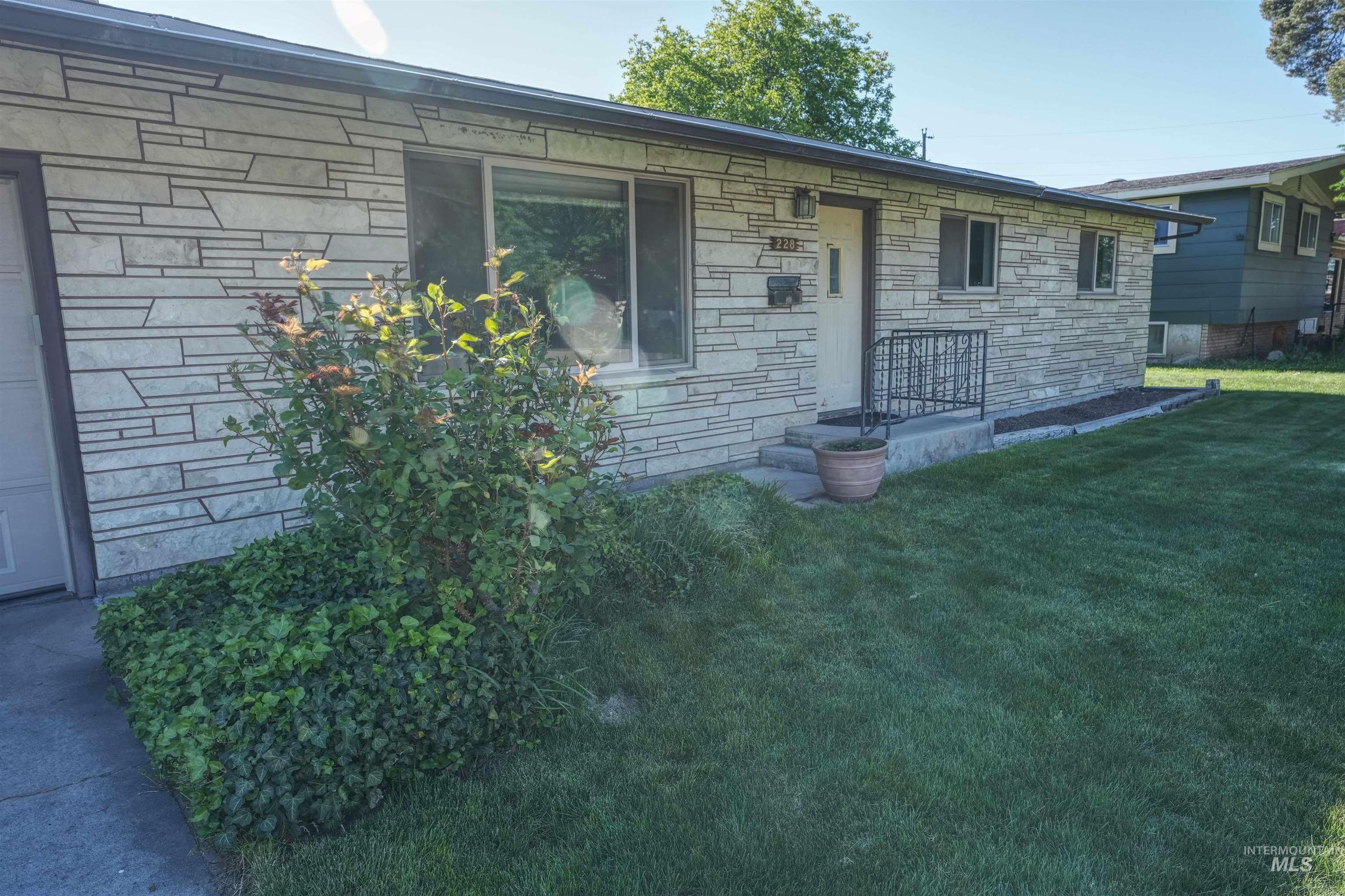 228 S Westwood, Nampa, Idaho 83686, 3 Bedrooms, 2 Bathrooms, Residential For Sale, Price $350,000, 98987500