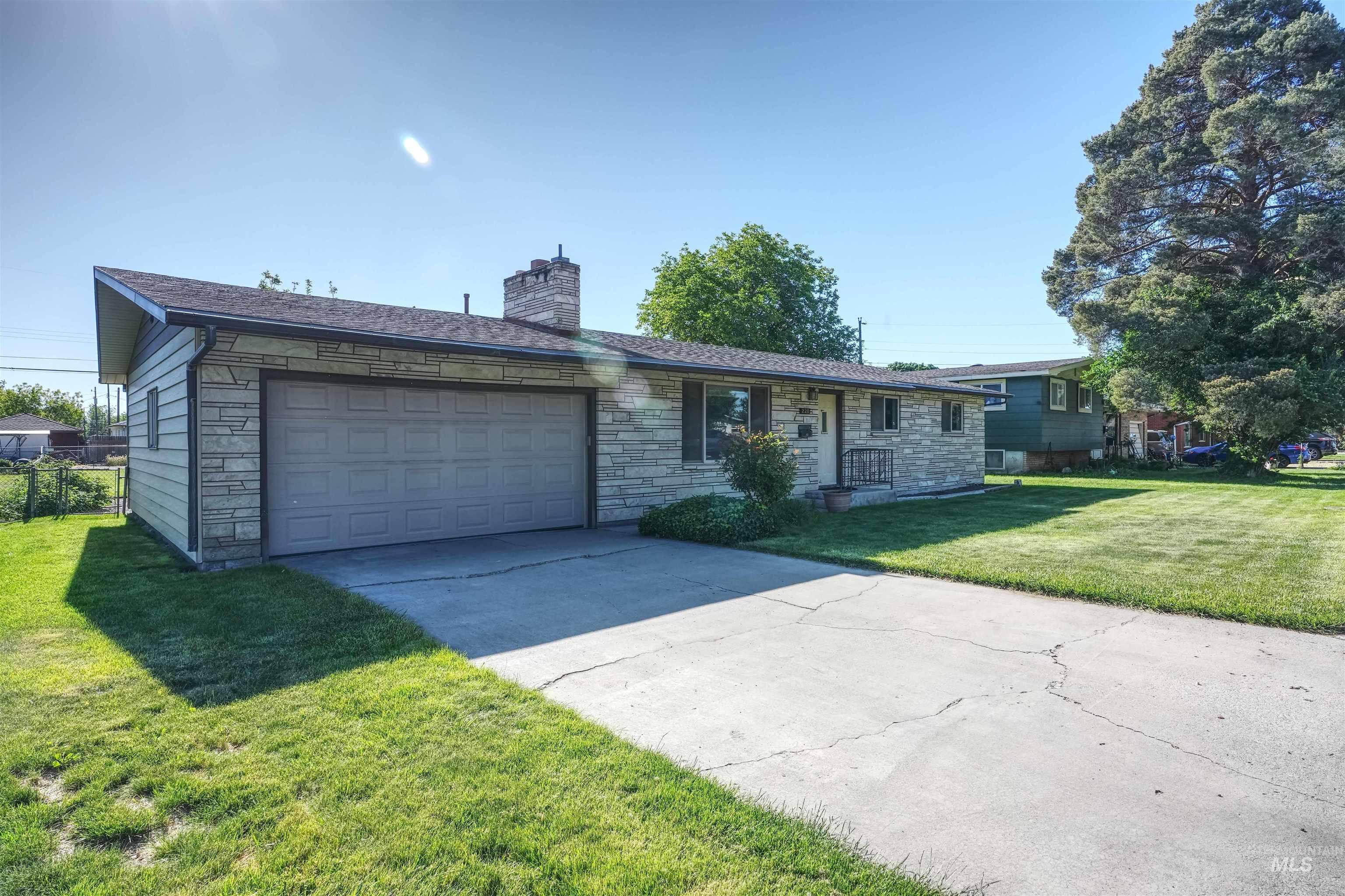 228 S Westwood, Nampa, Idaho 83686, 3 Bedrooms, 2 Bathrooms, Residential For Sale, Price $350,000, 98987500