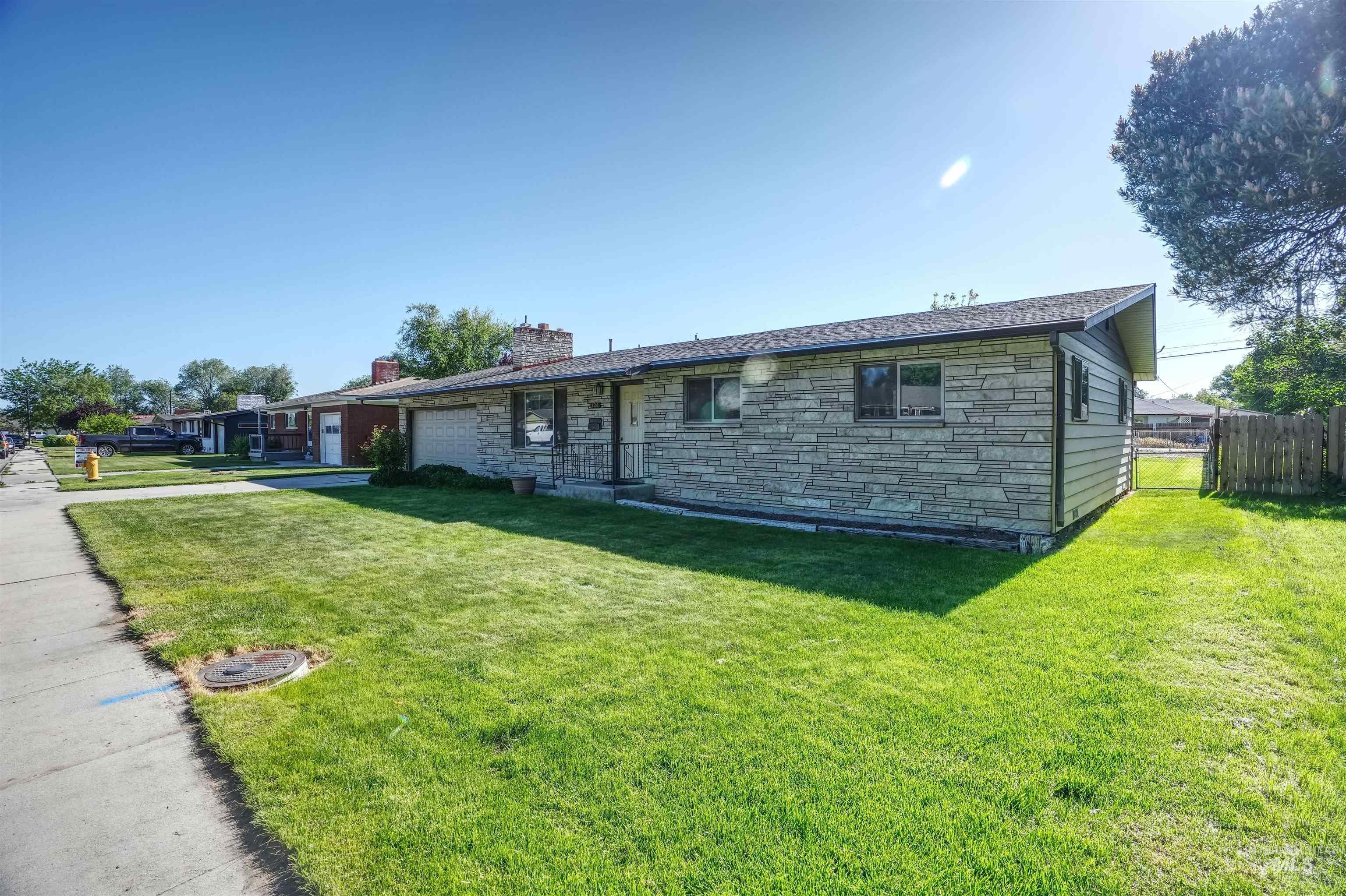 228 S Westwood, Nampa, Idaho 83686, 3 Bedrooms, 2 Bathrooms, Residential For Sale, Price $350,000, 98987500