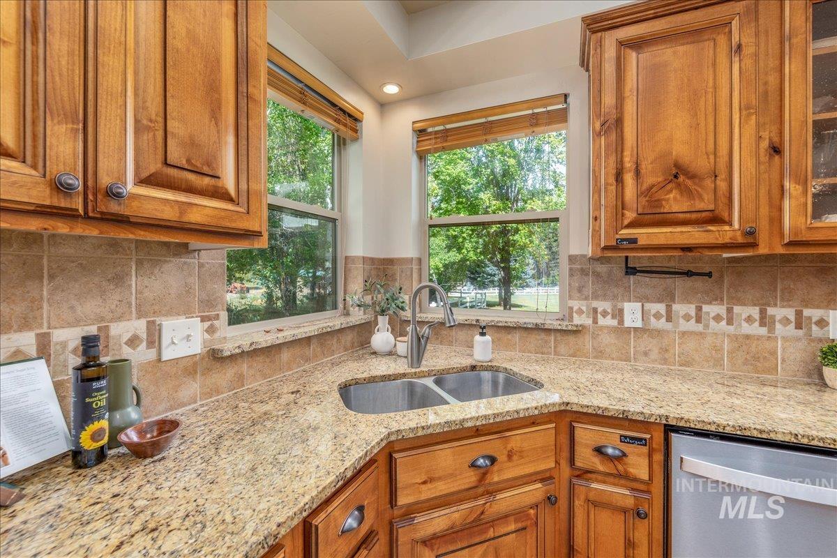 5 Middlefork Circle, Garden Valley, Idaho 83622, 4 Bedrooms, 3.5 Bathrooms, Residential For Sale, Price $1,049,900,MLS 98987512