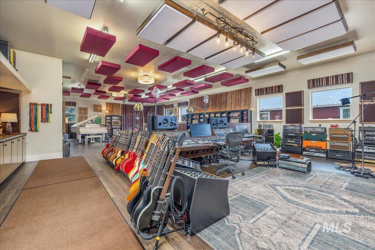 5 Middlefork Circle, Garden Valley, Idaho 83622, 4 Bedrooms, 3.5 Bathrooms, Residential For Sale, Price $1,099,900, 98987512