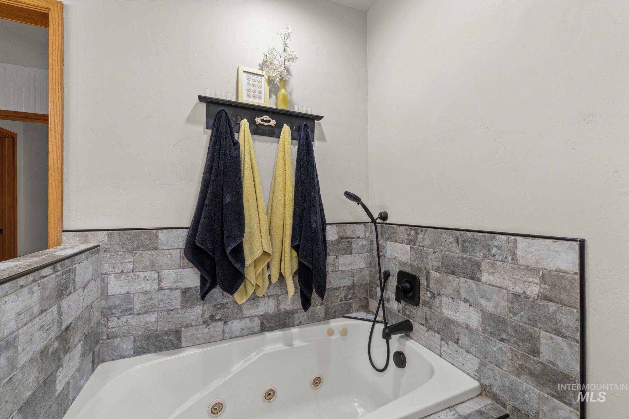 1750 E 4550 N, Buhl, Idaho 83316, 4 Bedrooms, 3 Bathrooms, Residential For Sale, Price $1,470,000,MLS 98987522