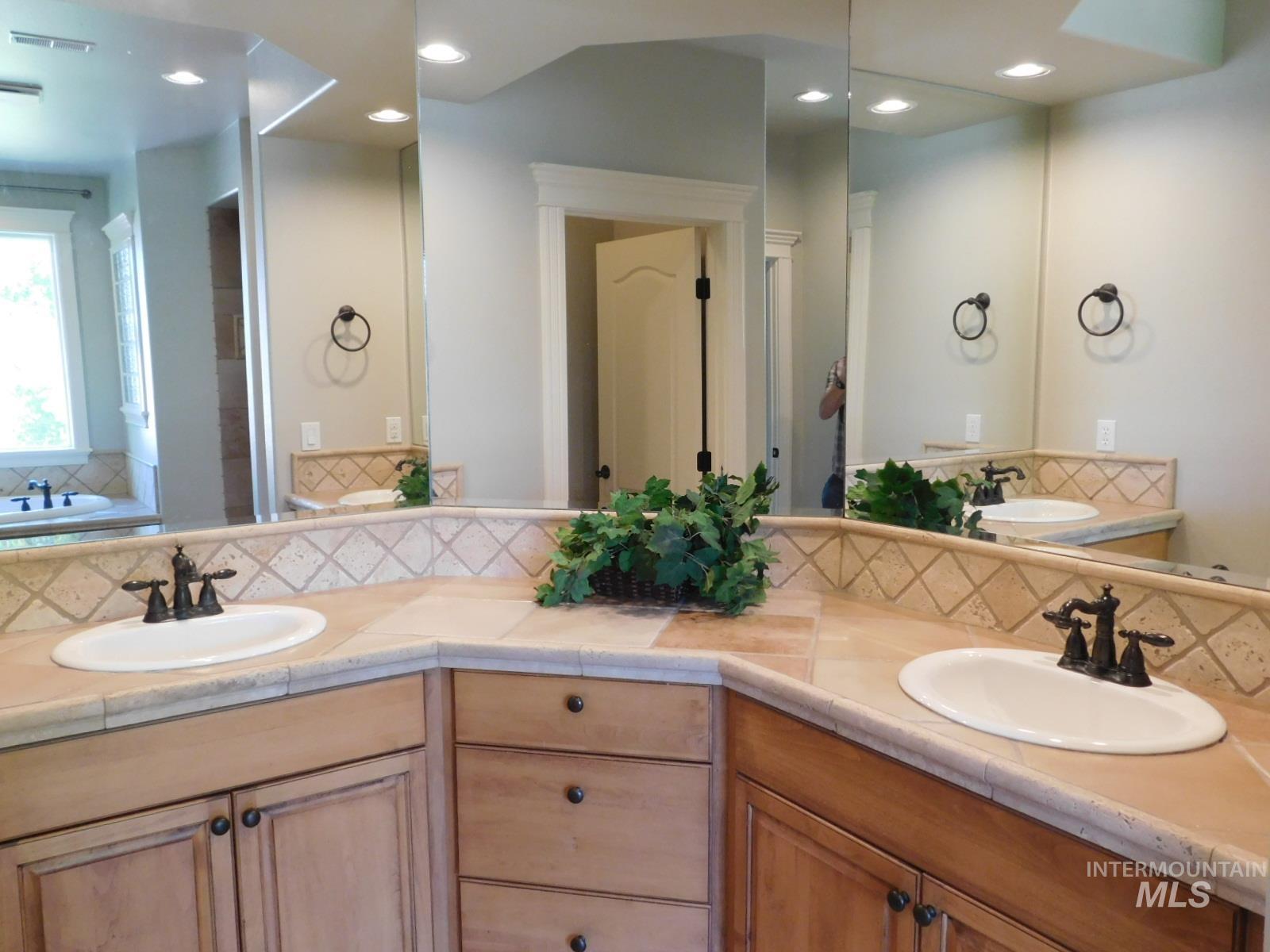 2123 W Divide Creek St, Meridian, Idaho 83646, 6 Bedrooms, 4 Bathrooms, Residential For Sale, Price $799,900, 98987550