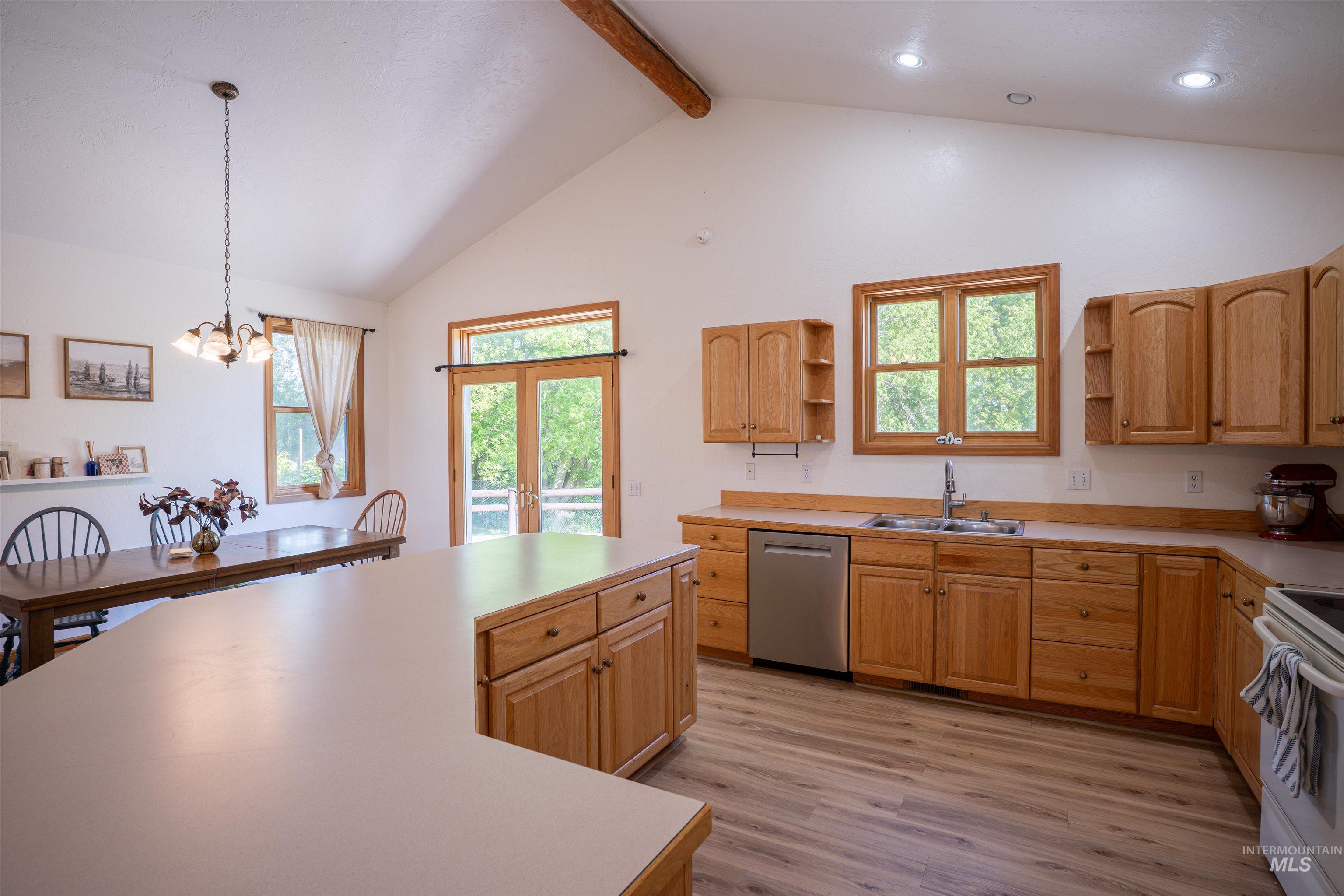 201 N Grape St., Shoshone, Idaho 83352, 2 Bedrooms, 2 Bathrooms, Residential For Sale, Price $520,000, 98987558
