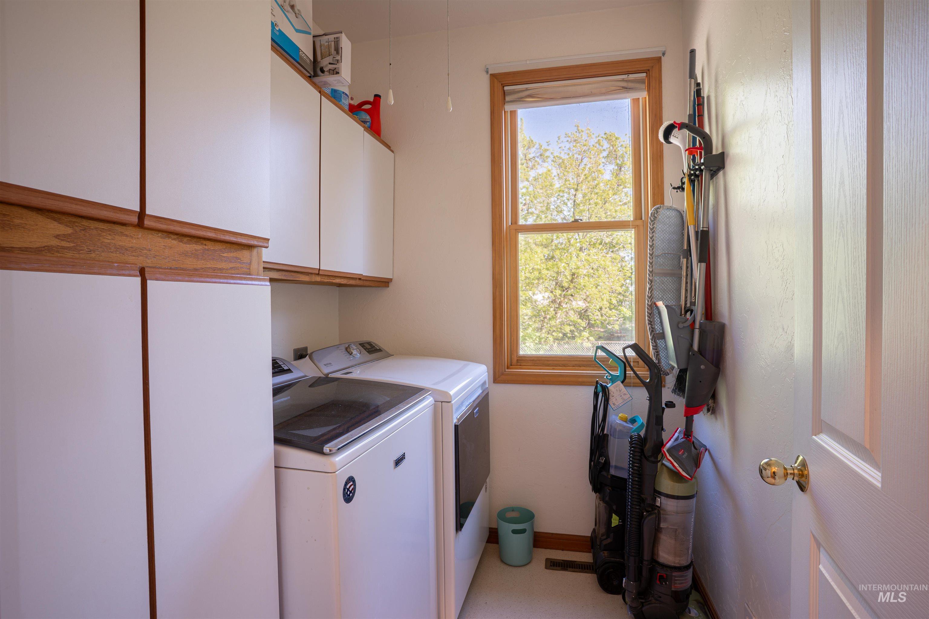 201 N Grape St., Shoshone, Idaho 83352, 2 Bedrooms, 2 Bathrooms, Residential For Sale, Price $520,000, 98987558