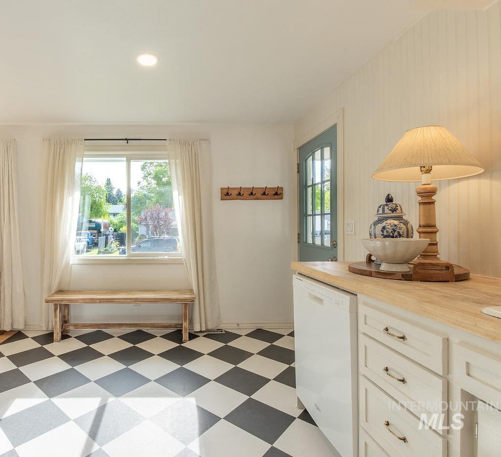 108 N Cleveland St, Moscow, Idaho 83843, 3 Bedrooms, 2 Bathrooms, Residential For Sale, Price $449,000, 98987564