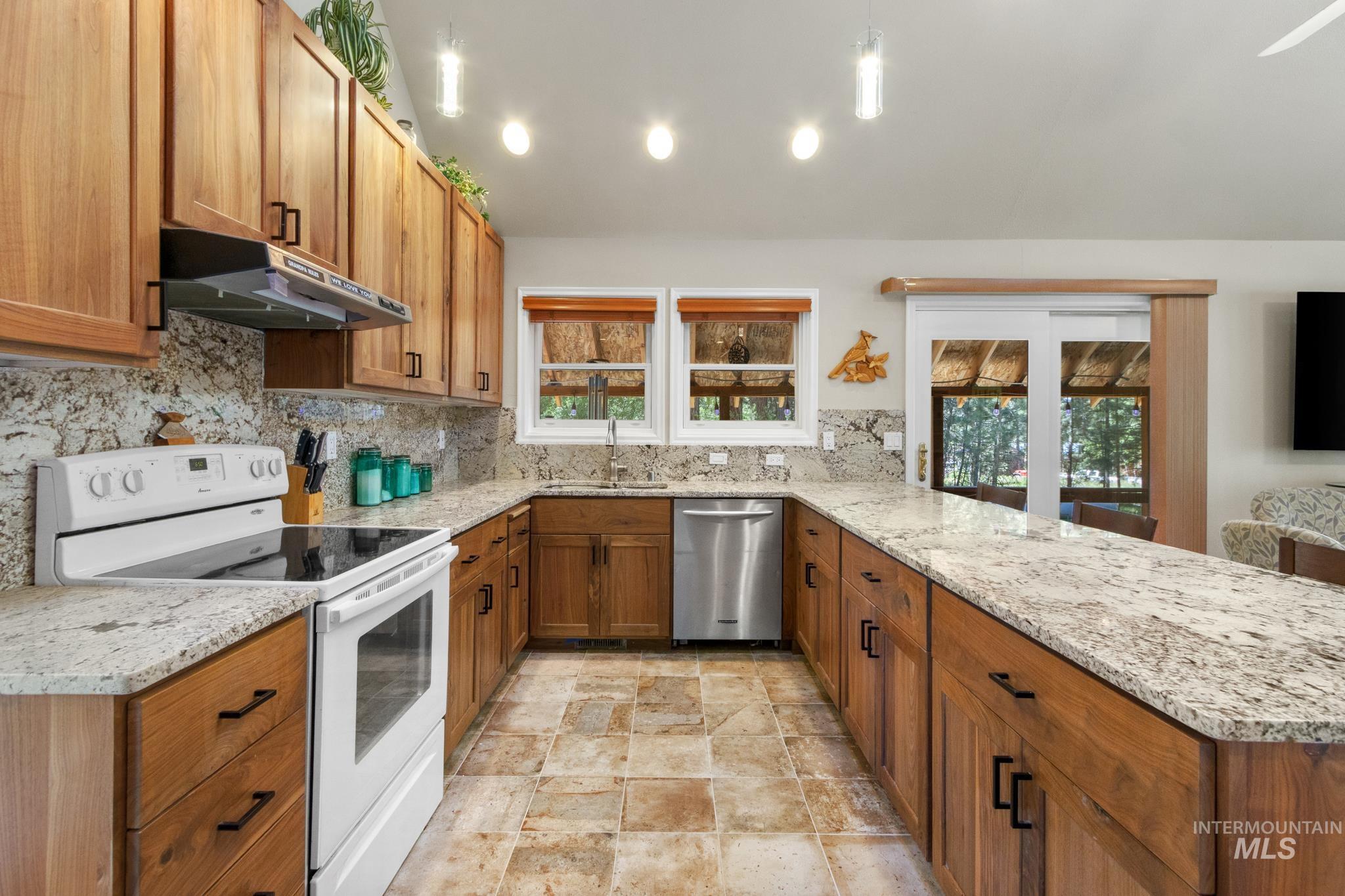28 Bull Pine Rd, Idaho City, Idaho 83631, 3 Bedrooms, 2 Bathrooms, Residential For Sale, Price $584,900, 98987582