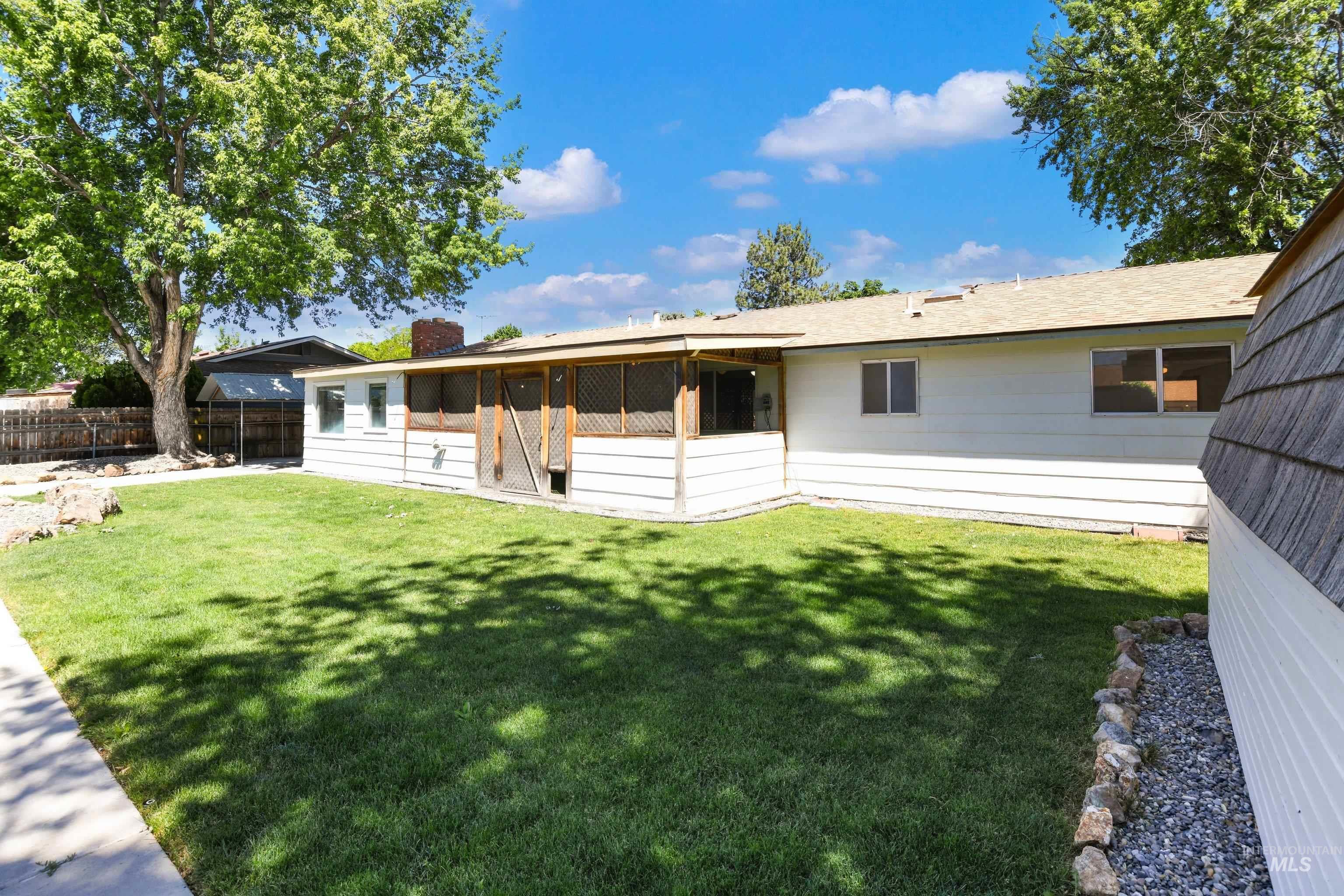 1017 W Yost Ave, Meridian, Idaho 83646, 2 Bedrooms, 2 Bathrooms, Residential For Sale, Price $370,000, 98987593
