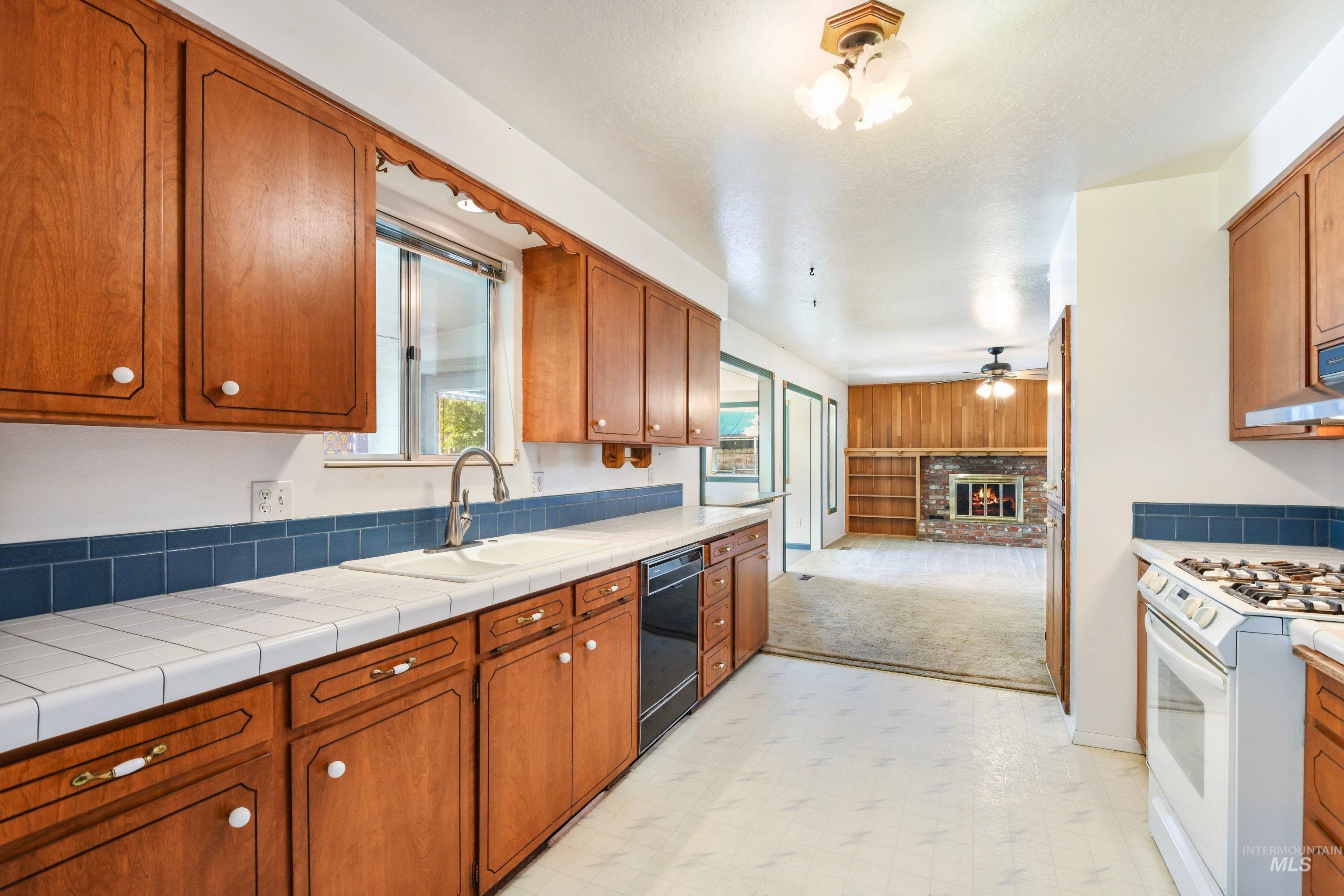1017 W Yost Ave, Meridian, Idaho 83646, 2 Bedrooms, 2 Bathrooms, Residential For Sale, Price $370,000, 98987593