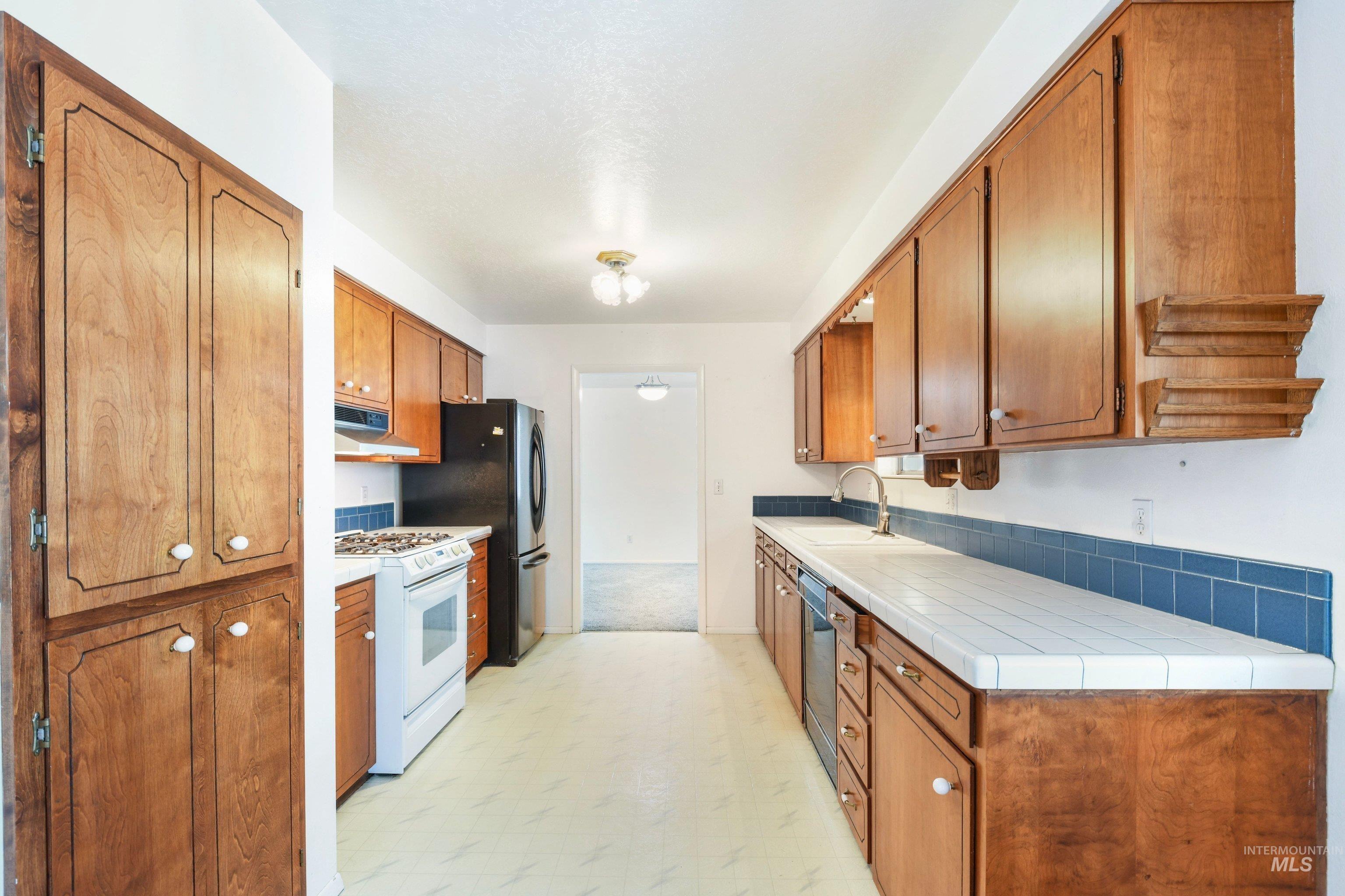 1017 W Yost Ave, Meridian, Idaho 83646, 2 Bedrooms, 2 Bathrooms, Residential For Sale, Price $370,000, 98987593
