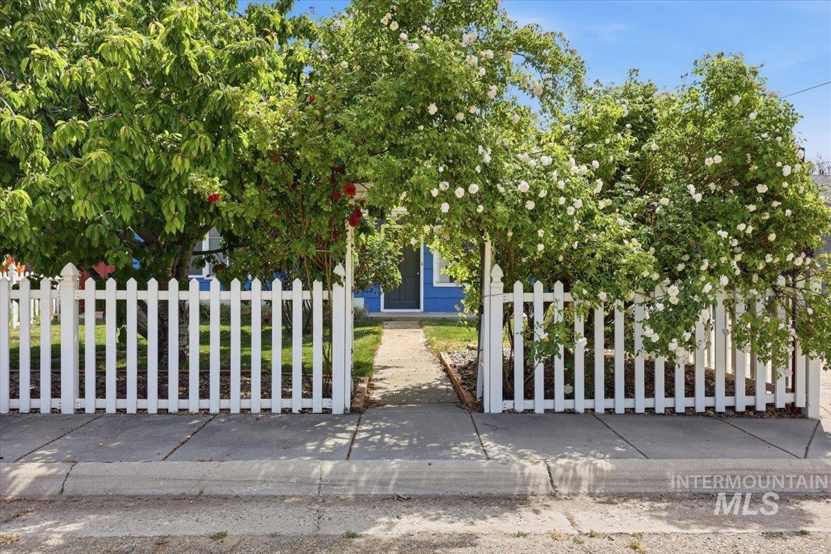 8 N Sunset St, Nampa, Idaho 83651, 3 Bedrooms, 2 Bathrooms, Residential For Sale, Price $315,000, 98987598