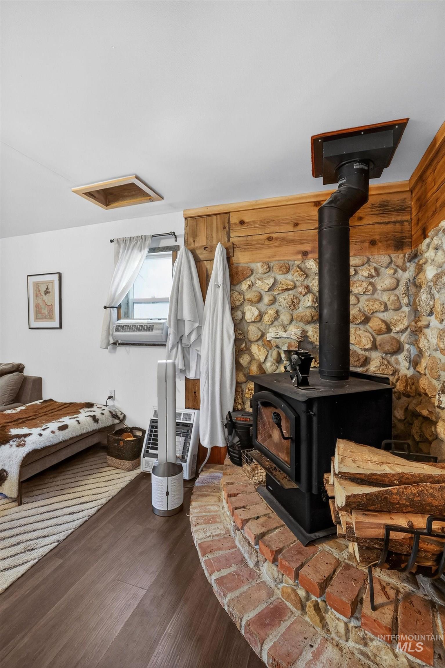 321 Secesh River Road, Secesh, Idaho 83638, 2 Bedrooms, 2.5 Bathrooms, Residential For Sale, Price $839,000, 98987639
