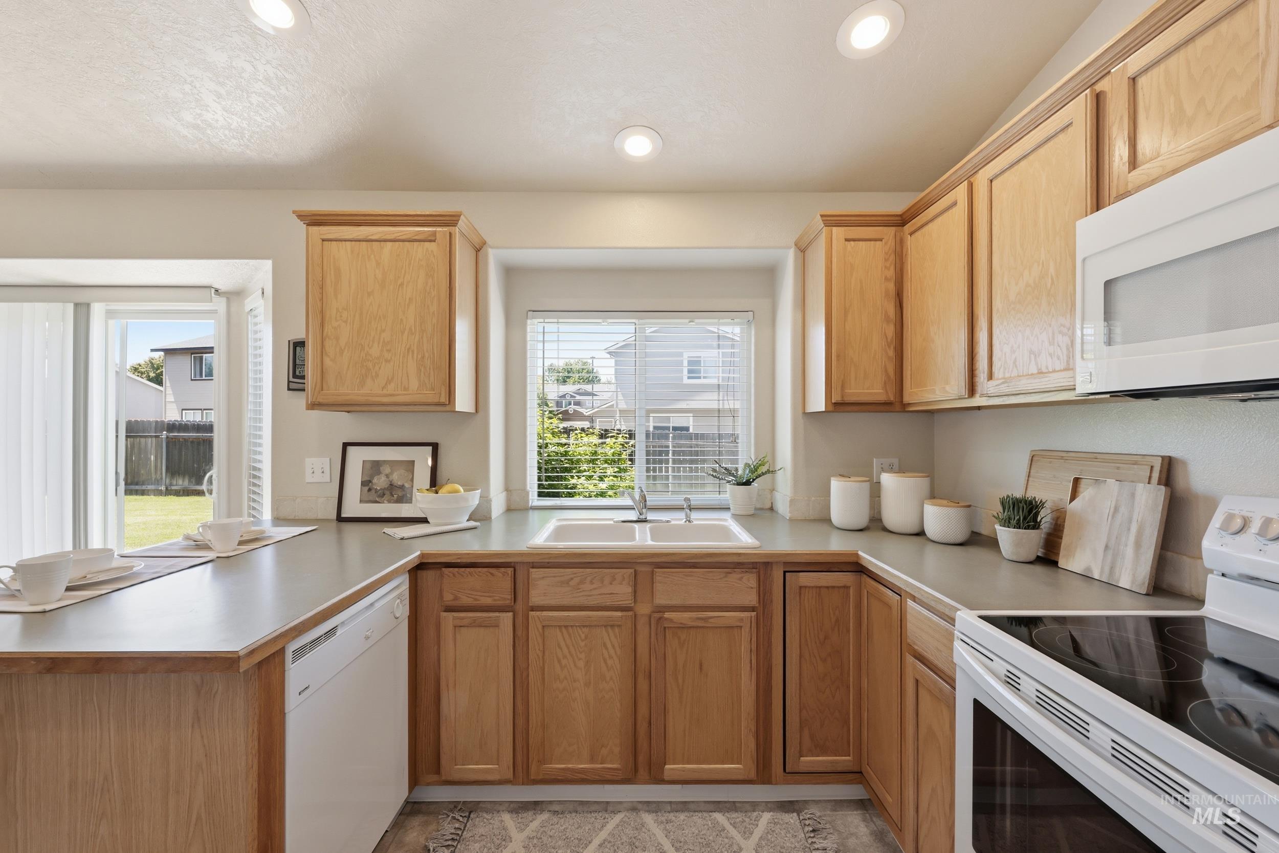 6555 S Moon Pl., Boise, Idaho 83709, 4 Bedrooms, 3 Bathrooms, Residential For Sale, Price $525,000, 98987649