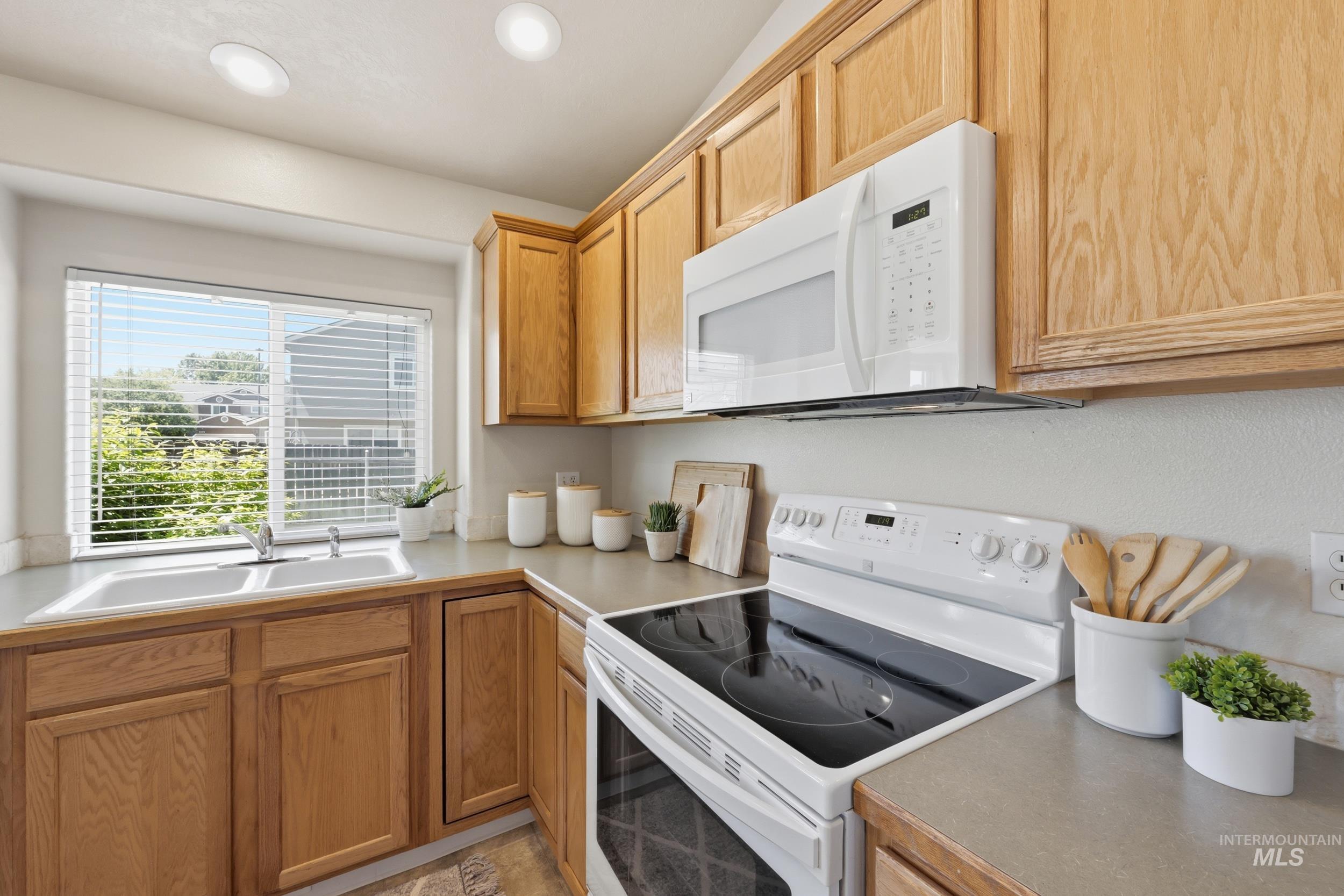 6555 S Moon Pl., Boise, Idaho 83709, 4 Bedrooms, 3 Bathrooms, Residential For Sale, Price $525,000, 98987649