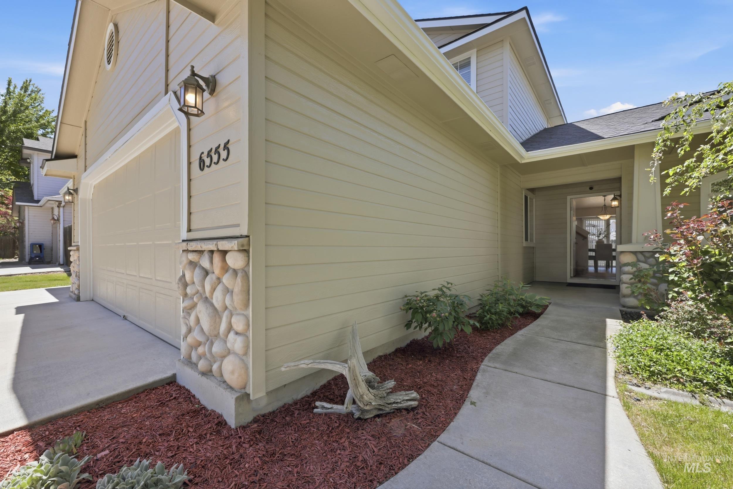 6555 S Moon Pl., Boise, Idaho 83709, 4 Bedrooms, 3 Bathrooms, Residential For Sale, Price $525,000, 98987649