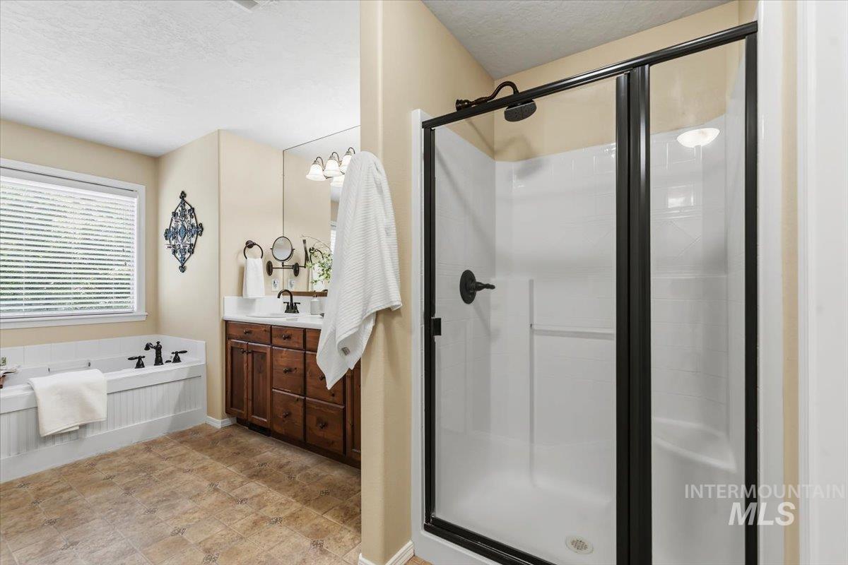 2998 E Shadowwolf Dr, Eagle, Idaho 83616, 5 Bedrooms, 2.5 Bathrooms, Residential For Sale, Price $719,900, 98987690