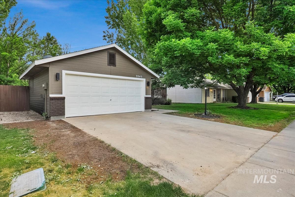 7845 W Gillis St, Boise, Idaho 83714, 3 Bedrooms, 2 Bathrooms, Residential For Sale, Price $489,900, 98987774
