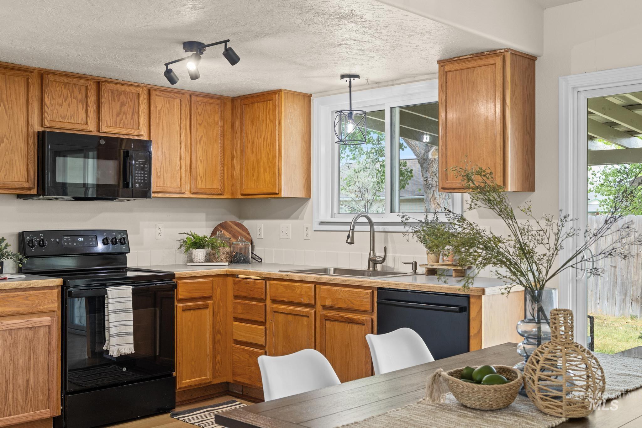 1610 W Hawaii, Nampa, Idaho 83686, 3 Bedrooms, 2 Bathrooms, Residential For Sale, Price $359,900, 98987814