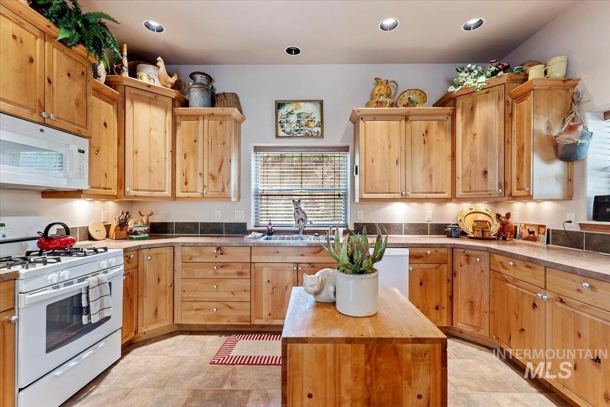 11 Forest Trail, Garden Valley, Idaho 83622, 3 Bedrooms, 3 Bathrooms, Residential For Sale, Price $899,250, 98987850