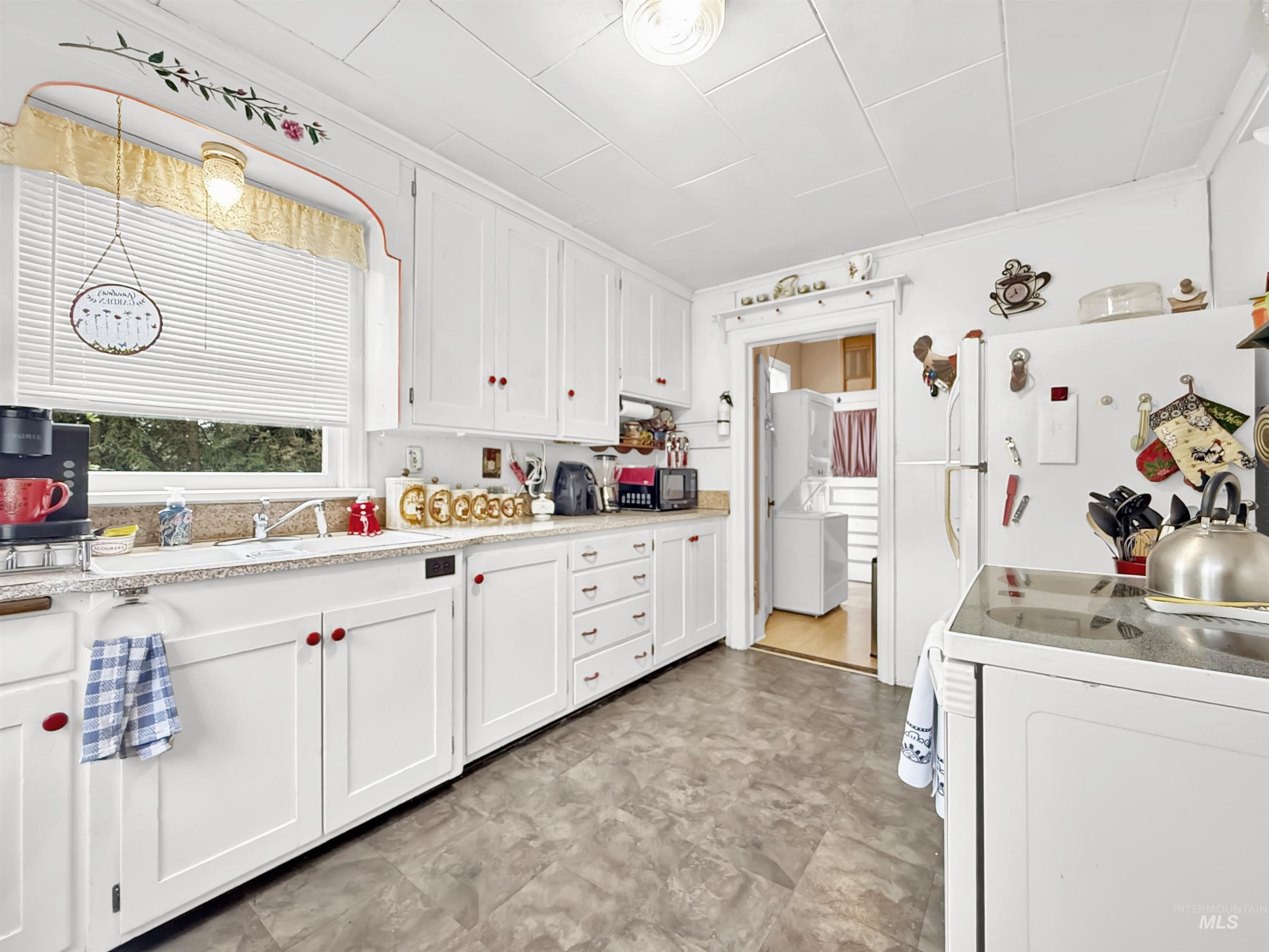 419 S Chestnut, Troy, Idaho 83871, 3 Bedrooms, 1 Bathroom, Residential For Sale, Price $329,000,MLS 98987871
