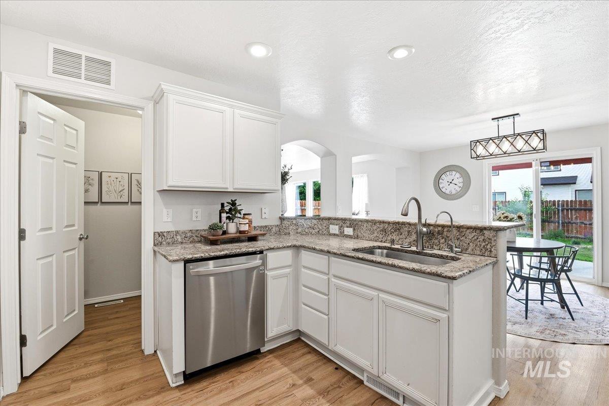 6540 S Derbyshire Ave, Boise, Idaho 83709, 3 Bedrooms, 2.5 Bathrooms, Residential For Sale, Price $445,000,MLS 98987875