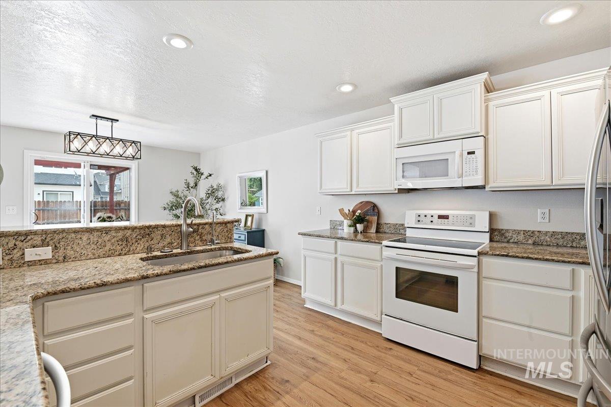 6540 S Derbyshire Ave, Boise, Idaho 83709, 3 Bedrooms, 2.5 Bathrooms, Residential For Sale, Price $445,000,MLS 98987875