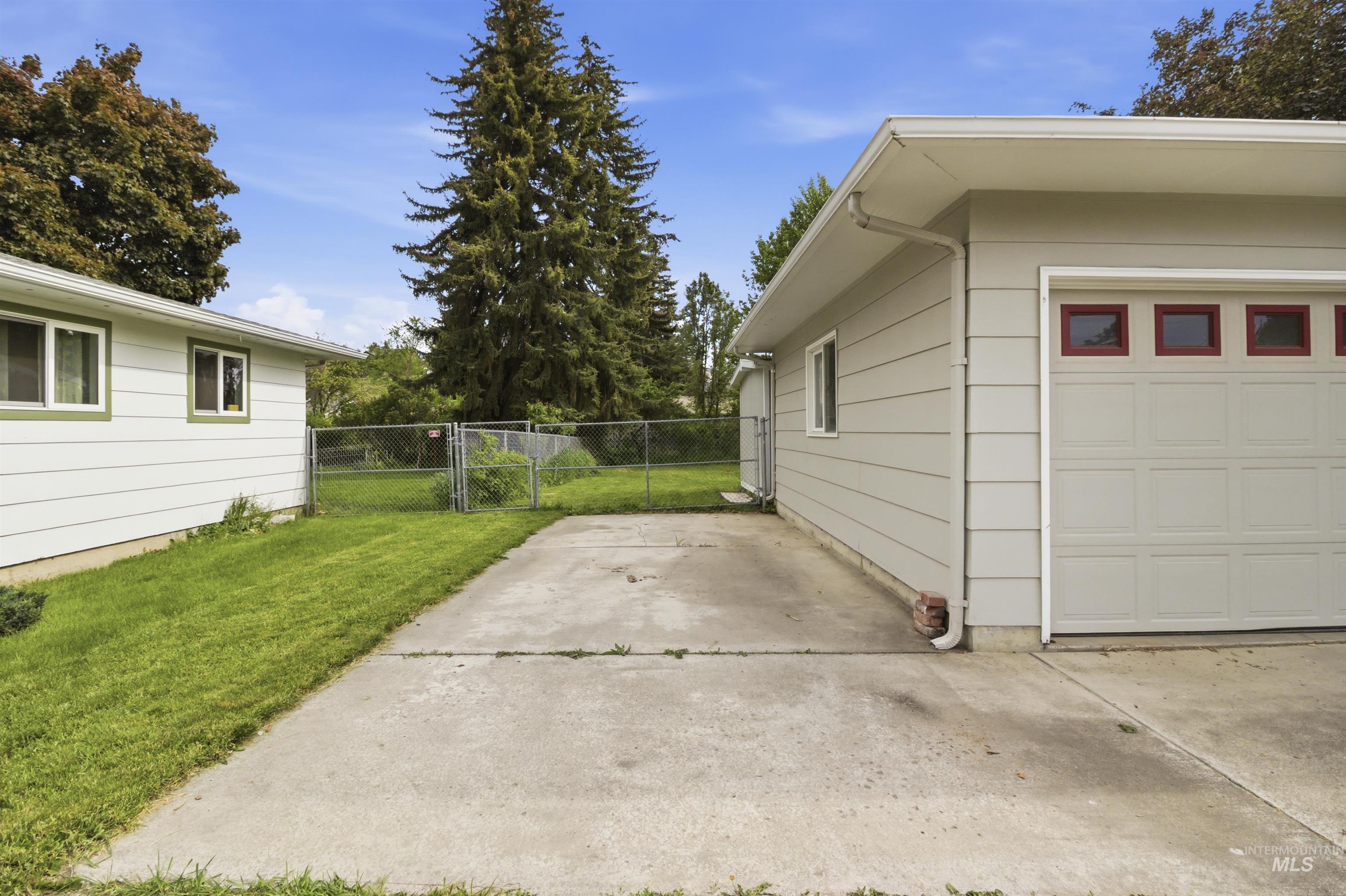 1651 Hillcrest Drive, Moscow, Idaho 83843, 3 Bedrooms, 1.5 Bathrooms, Residential For Sale, Price $409,000,MLS 98987883